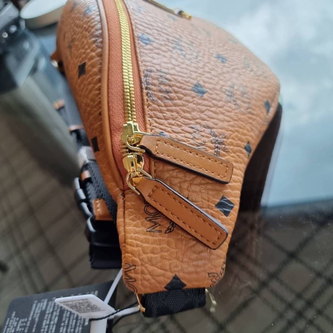 M.C.M FURSTEN BELT BAG IN VISETOS กระเป๋าคาดอกยอดฮิต หนุ่มๆสาวๆใช้ได้ไม่มีเบื่อ รุ่นขายดี ลายวิเซโต้เอกลักษณ์ ทั้งสปอร์ตและดูหรูในตัว ใช้งานง่าย ได้ทุกลุค วัสดุหนังแคนวาสคุณภาพดี มีช่องซิปหลัก และซิปด้านหลังกระเป๋า ภายในเป็นช่องโล่งบุผ้าซับอย่างดี รุ่น un