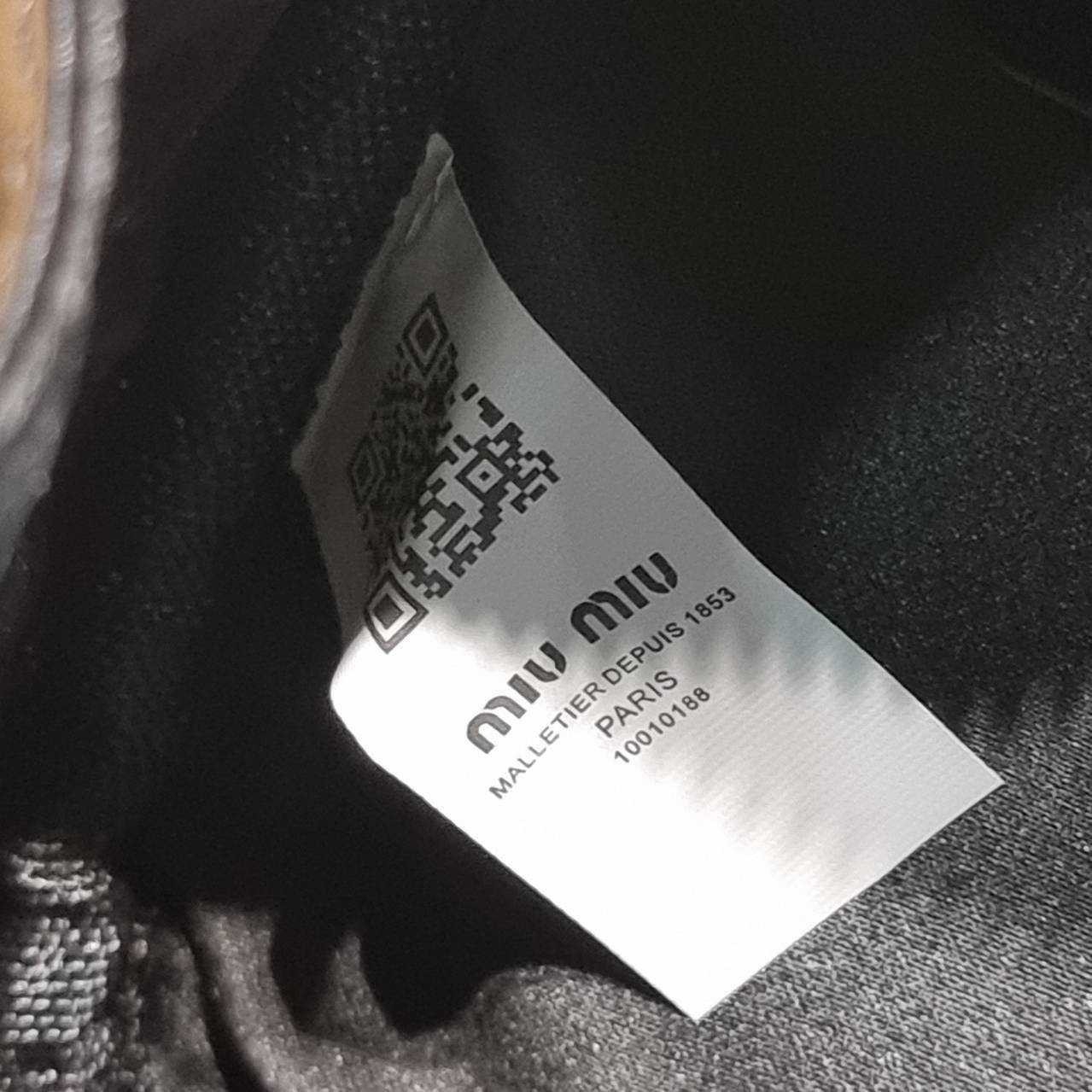 MIU MIU ARCADIE LEATHER BAG M, Geniş 27cm กระเป๋าถือ/สะพายสุดชิค น่ารักๆเก๋ๆ ดีไซน์เรียบแต่มากมีอยู่จริง สวยดูแพง