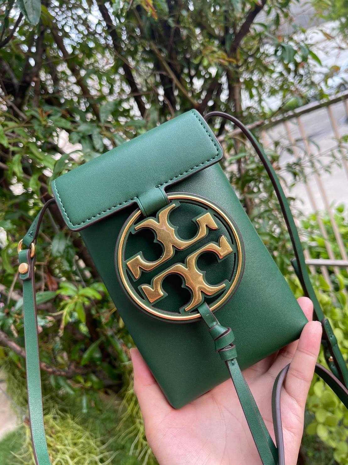ของแท้ 💯% TORY BURCH MILLER METAL PHONE CROSSBODY อีกหนึ่งกระเป๋าใส่มือถือรุ่นฮิตที่เชื่อว่าหลาย ๆ คนต้องเคยเห็นผ่าน ๆ ตามาอย่างแน่นอน