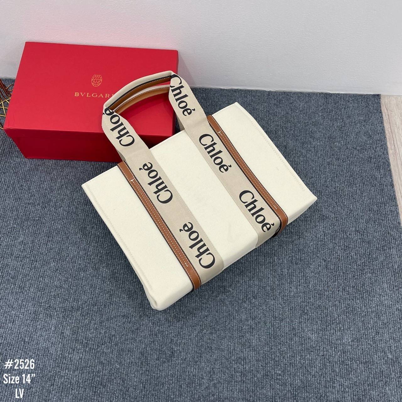 CHLOE Woody tote bag [small size] กระเป๋าทรงโท้ท จุของได้เยอะมาก แบรนด์ดังจากสัญชาติฝรั่งเศส เป็นที่ชื่นชอบของเซเลบริตี โคลเอ้รุ่นนี้เป็นสไตล์วินเทจ เรียบหรูและดูดี