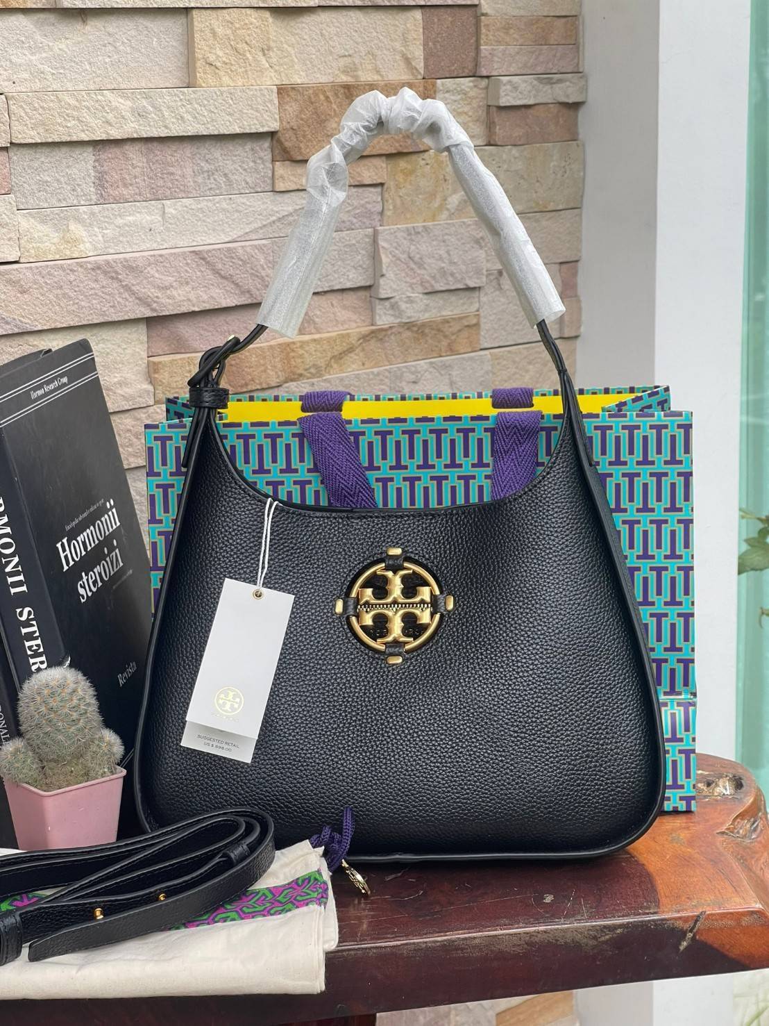 Tory Burch Miller Small Classic Shoulder Bag กระเป๋าที่เป็นได้มากกว่ากระเป๋าสะพายไหล่ โดยทางแบรนด์มีการออกแบบที่การต่อสายให้มาในลุคช์สะพายข้างได้ เป็นเอกลักษณ์ไม่ซ้ำใคร รูปทรงคลาสสิค เปิดปิดด้วยแม่เหล็กเพิ่มความปลอดภัย วัสดุหนังวัวแท้นุ่มต่อผิวสัมผัส มาคู