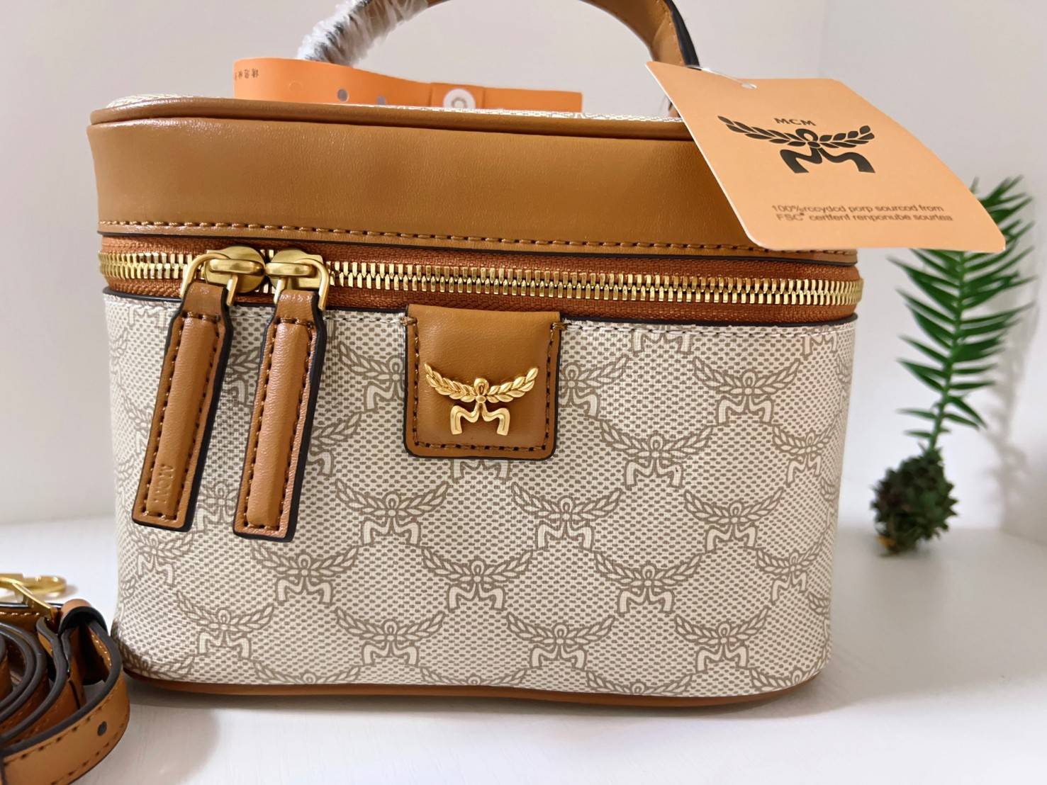 M.C.M HIMMEL VANITY CASE IN LAURETOS กระเป๋าทรงกล่อง มีหูจับด้านบน หนังสวยนุ่มมือ สวยงาม อะไหล่ทอง