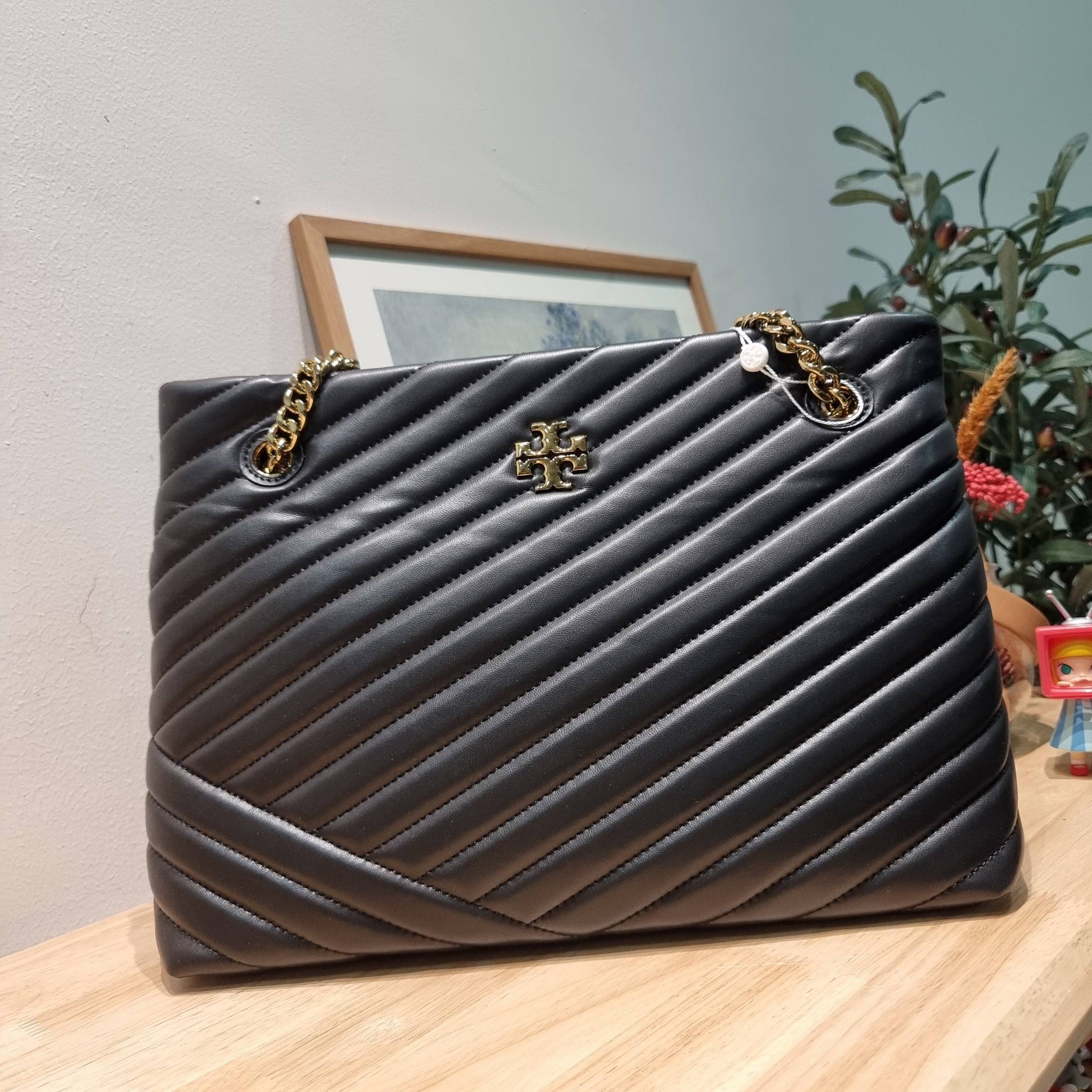 TORY BURCH KIRA CHEVRON TOTE กระเป๋าสะพายรุ่นที่ใครๆก็ต้องมี กับทรงโท้ทไซส์ใหญ่ ใช้ยังไงก็ดูหรู ดีไซน์เฉพาะตัว วัสดุหนังสัมผัสนิ่ม