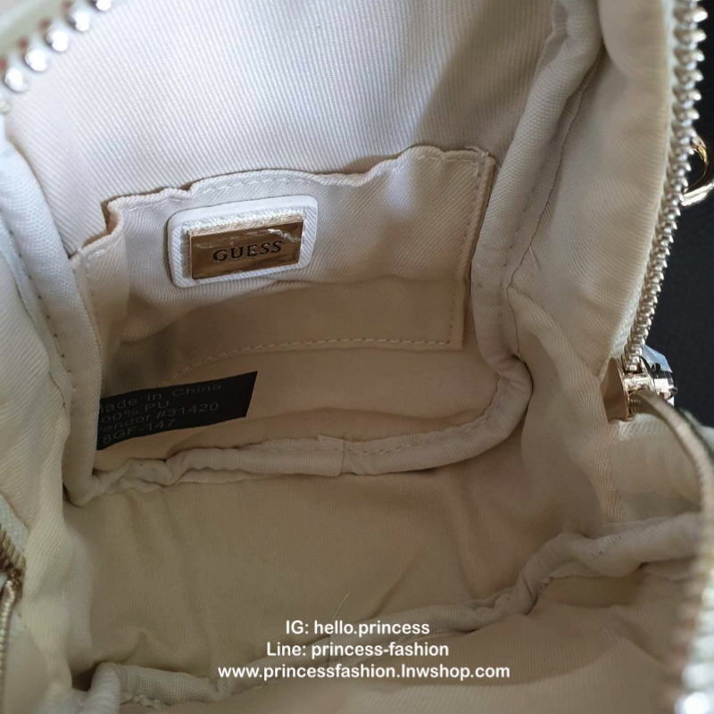 กระเป๋าสะพายข้าง Guess ด้านหน้าติดชื่อแบรนด์ มีช่องซิปด้านหน้า ด้านบนเป็นช่องเปิดปิดซิปมีสัญลักษณ์แบรนด์ติดที่ตัวจับซิปด้วย ด้านในเป็นช่องกว้าง มีช่องเสียบสิ่งของด้วยค่ะ ตัวสายสะพายเป็นโซ่ตัดต่อกับสายหนัง สามารถปรับระดับได้ สวยเก๋ขนาดนี้ รีบมาจับมาจองเป็น