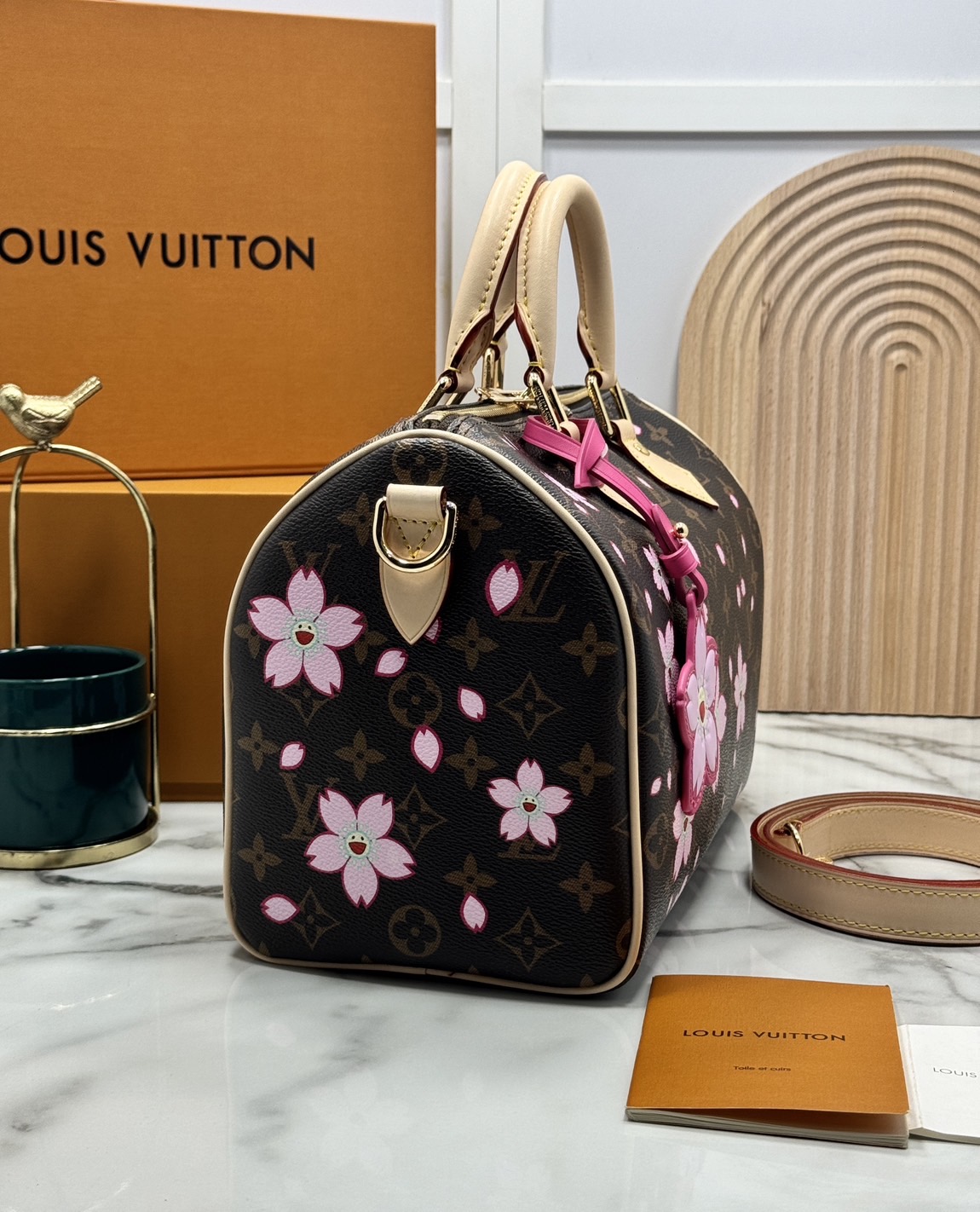 TOP ORI หนังแท้ | เกรดดีสุด LV x TM Speedy Bandoulière 25 Cherry Blossom bag กระเป๋าทรงหมอนที่ใครเห็นต้องเป็นคลั่งรัก ปรับลุคให้มีชีวิตชีวาด้วยลายดอกไม้เชอรี่บลอสซั่ม คอลใหม่สุดเอ็กซ์คลูซีฟ