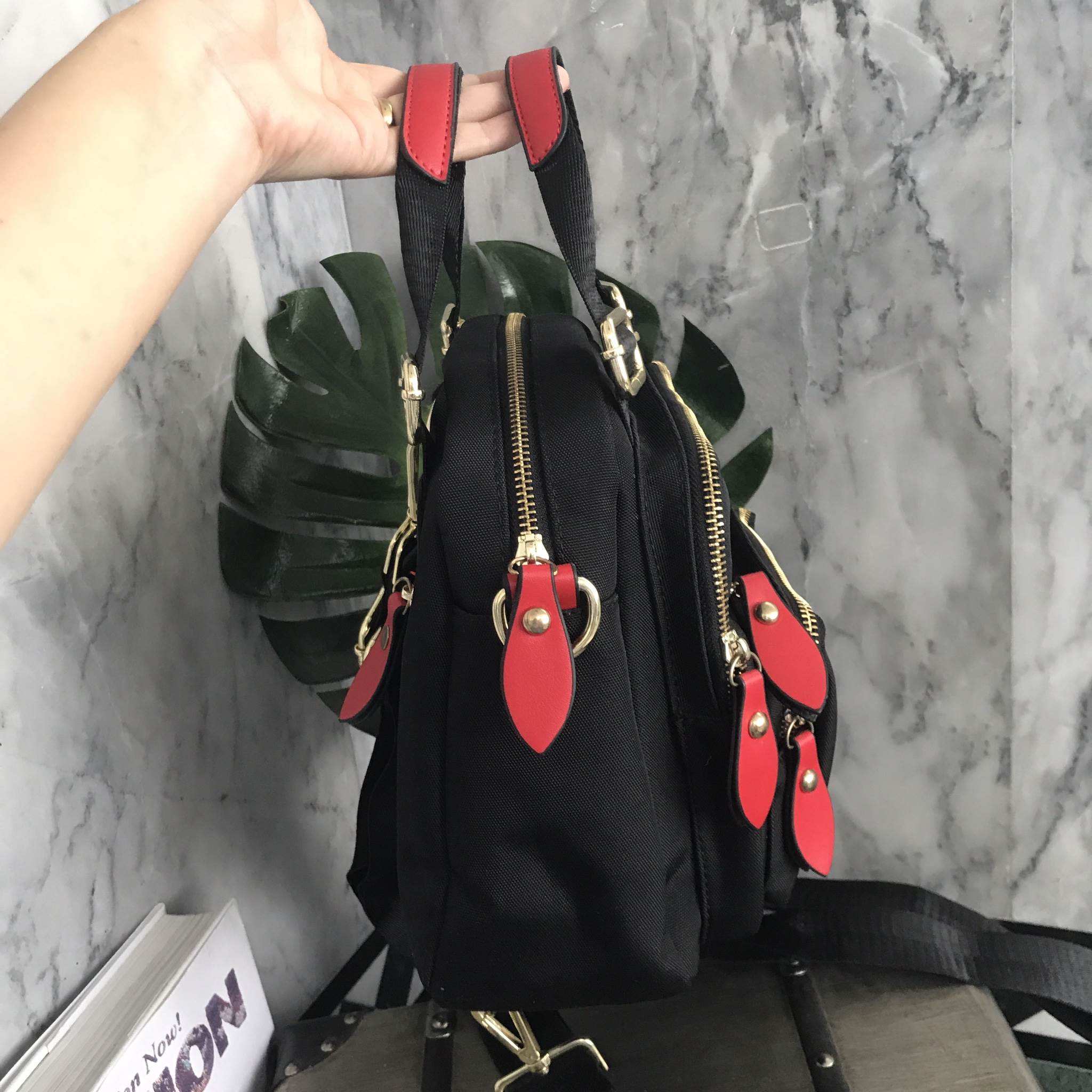 New arrival • KEEP Allday BAG • กระเป๋าถือ/สะพายได้หลากหลายการใช้งานคะ 👑กระเป๋าสวยๆ ปรับการใช้งานได้หลากหลายรูปแบบ ใบนี้ ร้านแนะนำเลยคะ ตัวกระเป๋าเป็นผ้า Canvasเนื้อหนา ขนาดกำลังดี มีช่องซิปไว้แบ่งเก็บของได้หลายช่อง ด้านหน้า 4 ด้านหลัง 1 มีสายให้ 