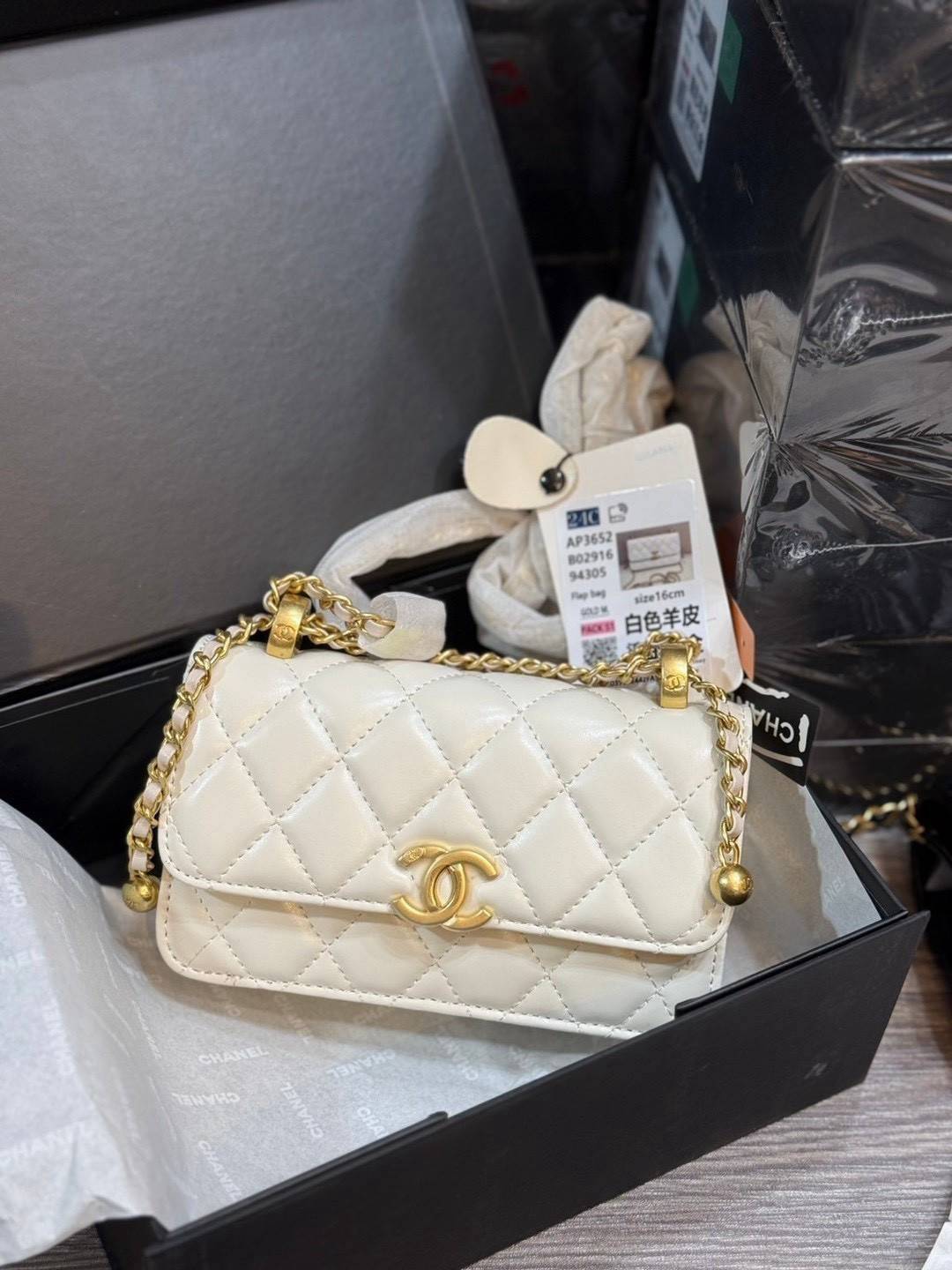 CHANEL 22 Double gold ball bag กระเป๋าสะพายสุดหรูรูปทรงคลาสสิกตลอดกาลไม่มีเอาท์ เพิ่มกิมมิกด้วยลูกบอลสีทองห้อย 2 ข้างปลายสายสะพาย เพิ่มความน่ารักโดดเด่น ดูแพง ผู้ดีคุณหนูลูกคุณมากๆ