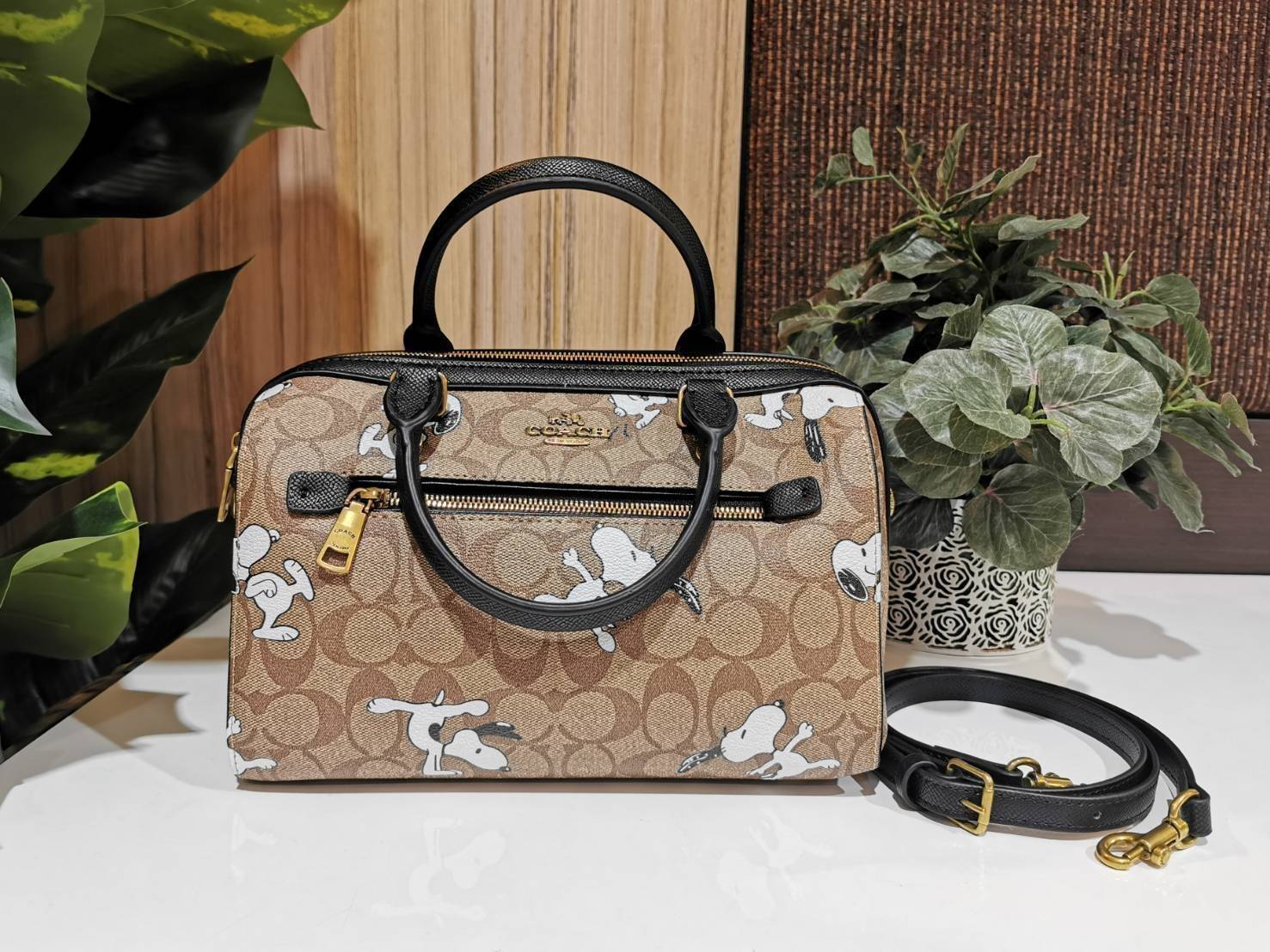 COACH FACTORY BOSTON BAG IN SIGNATURE X SNOOPY COLLECTION กระเป๋าถือหรือสะพายคอลเลคชั่นพิเศษจาก Coach Factory วัสดุ Signature refined calf leather หนังแท้ลายคอลเลคชั่น Snoopy เทคเจอร์สวยอยู่ทรง ดีไซน์ยอดนิยม ด้านหน้ามีโลโก้และช่องซิปแบรนด์ ช่องหลักเปิดปิด