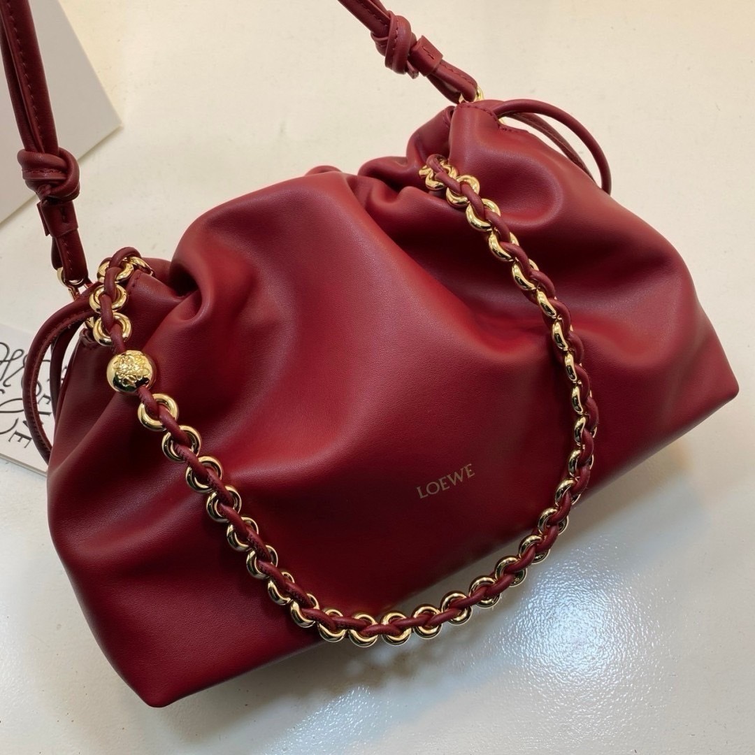 Loewe Medium Flamenco purse in mellow nappa ใหม่ล่าสุด กับแบรนด์หรู กระเป๋าสะพายงานหนังเต็ม หนังแท้สวยมาก ให้สัมผัสนุ่มสบายผิว มาพร้อมสายสะพายร้อยห่วงสีทองหรูหรา ตัดกับสีกระเป๋าสวยงามได้อย่างลงตัว