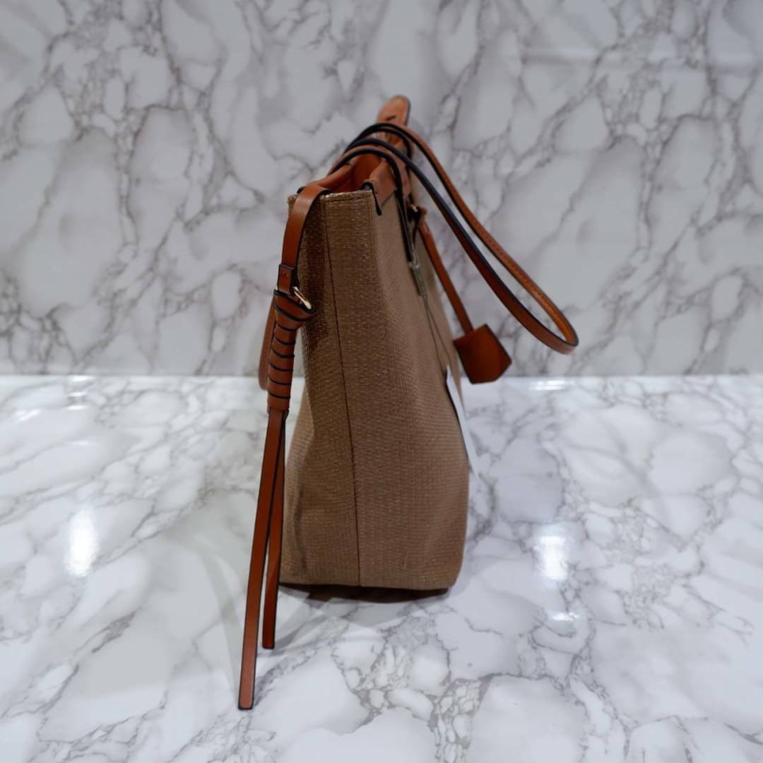Charles & Keith Textured Tote Bag Original กระเป๋าสาน ทรงช้อปปิ้ง รุ่นนี้จัดว่าสวยหรู ด้านในกว้างมาก