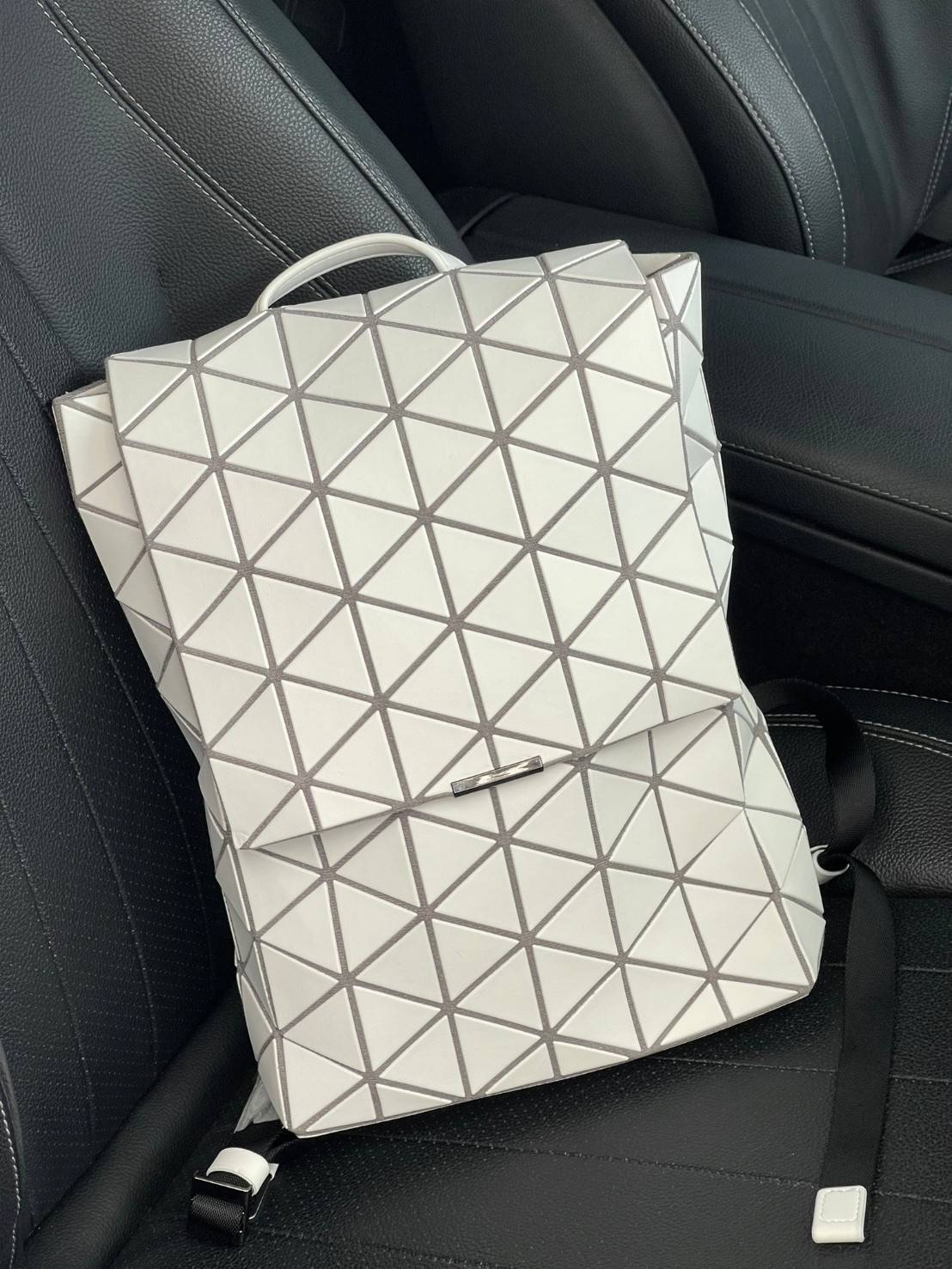 BAO BAO ISSEY MIYAKE Flap Backpacks กระเป๋าสะพายหลังรูปแบบใหม่จะเปิดตัว โดดเด่นด้วยฝาพับรูปสี่เหลี่ยมผืนผ้าที่เปิดและปิดได้ง่าย และรูปทรงแบบมินิมอล เป้สะพายหลังใช้งานได้ดีมาก