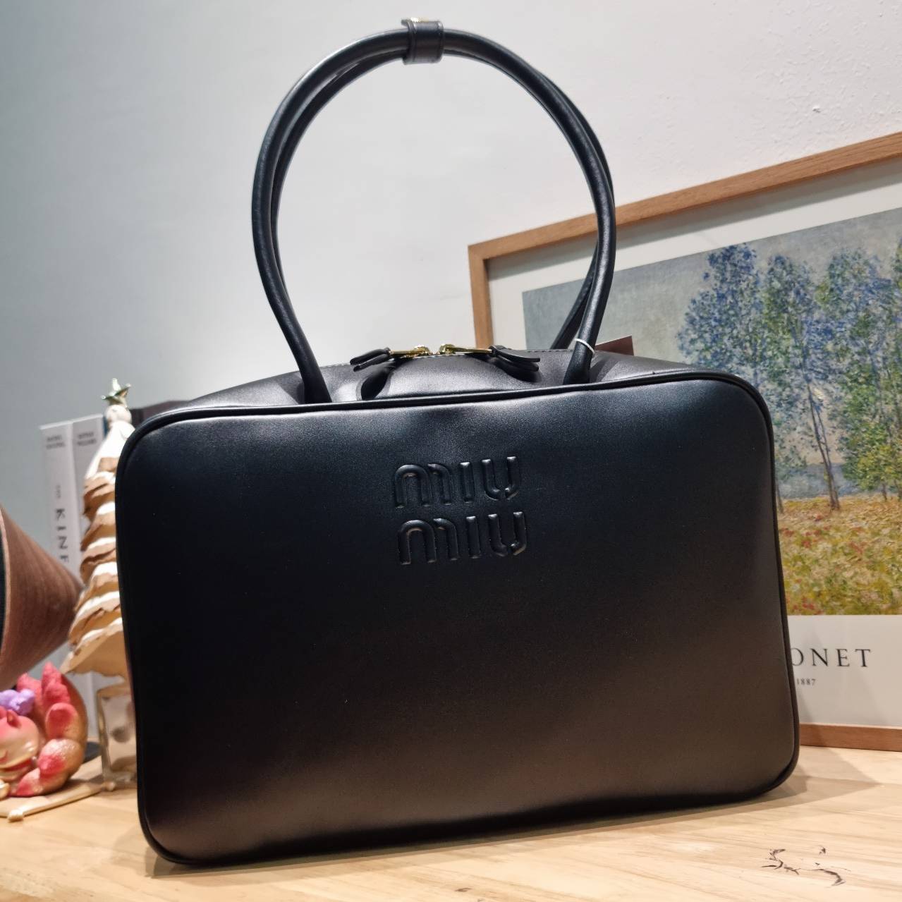 MIU MIU LEATHER BEAU BAG กระเป๋าถือรุ่นสุดจึ้ง ที่ไม่มีตอนนี้คือพลาด ดีไซน์เรียบแต่มากมีอยู่จริง สวยดูแพง หูจับในตัวง่ายและสะดวกพกพา เพียงแค่คล้องไหล่ ขนาดใหญ่จุของได้แบบสบายๆ