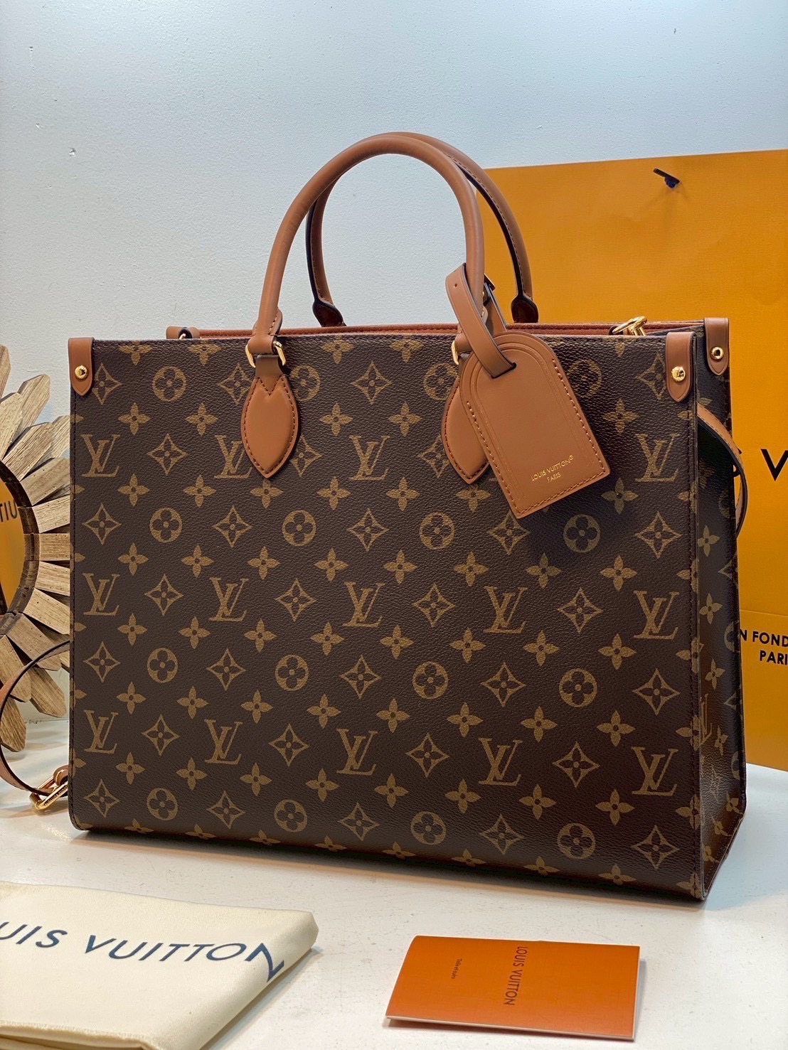 TOP ORI หนังแท้ | LV OnTheGo Organizer Bag 37cm กระเป๋าสะพายทรงโท้ทใบใหญ่ คู่หูที่สมบูรณ์แบบสำหรับชีวิตในเมือง รังสรรค์จาก Monogram แคนวาสอันเป็นเอกลักษณ์ของเมซง