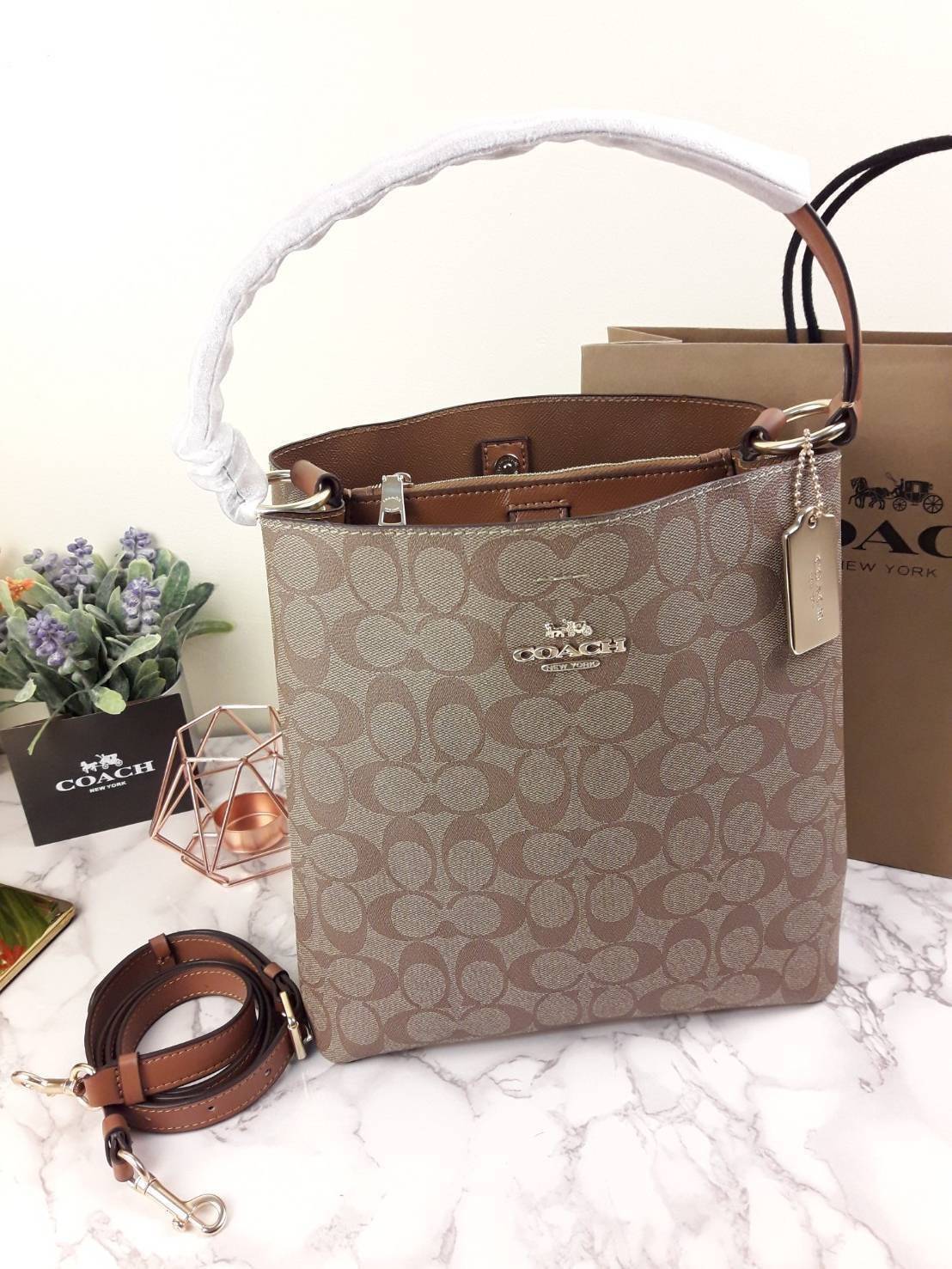 ใบใหญ่ 10" COACH TOWN BUCKET BAG IN SIGNATURE CANVAS (COACH 91512) 🌺 เป็นสีที่ขายดีมากๆ และหายากมากๆด้วย!! //ขนาด 10 นิ้ว ใส่ของได้จุใจ!! //กระเป๋าสะพายข้าง //วัสดุหนังแคนวาสอย่างดี หนังสวย อยู่ทรง มีสายสะพายยาว ใช้สะพายเป็นคลอสบอดี้ได้ สายยา