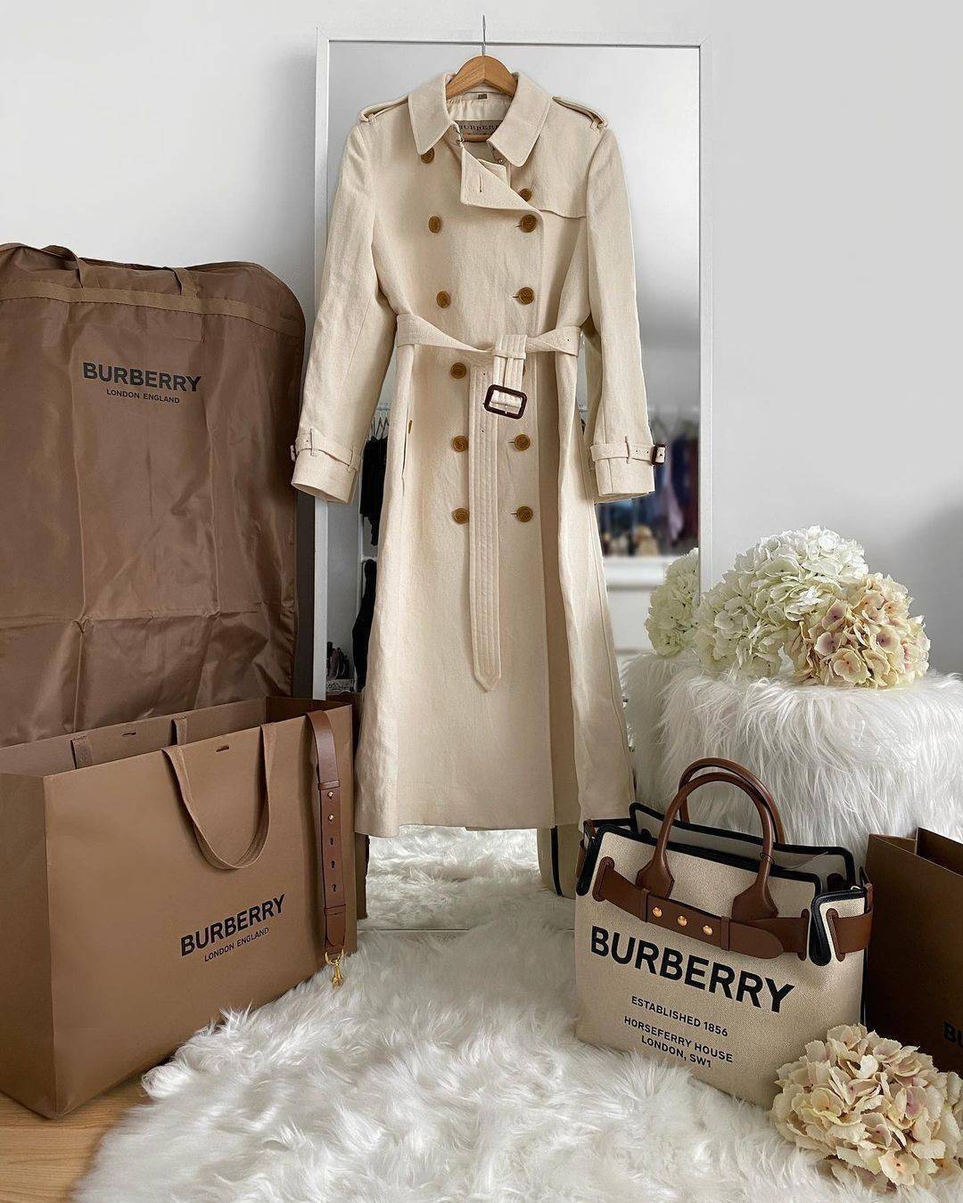 BURBERRY FRAGRANCES TOTE BAG อีกหนึ่งไอเท็มหายาก วัสดุ Canvas & Leather Calfskin ดีไซน์สวยมีเอกลักษณ์คาดด้วยสายหนังประดับกระดุมทองด้านหน้า หูจับหนังแท้จับถนัดมือ สายสะพายยาวหนังแท้ถอดได้ปรับระดับได้อะไหล่แบรนด์ ภายในโล่งกว้างมีช่องใส่ของใส่เอกสารA4 กระเป๋