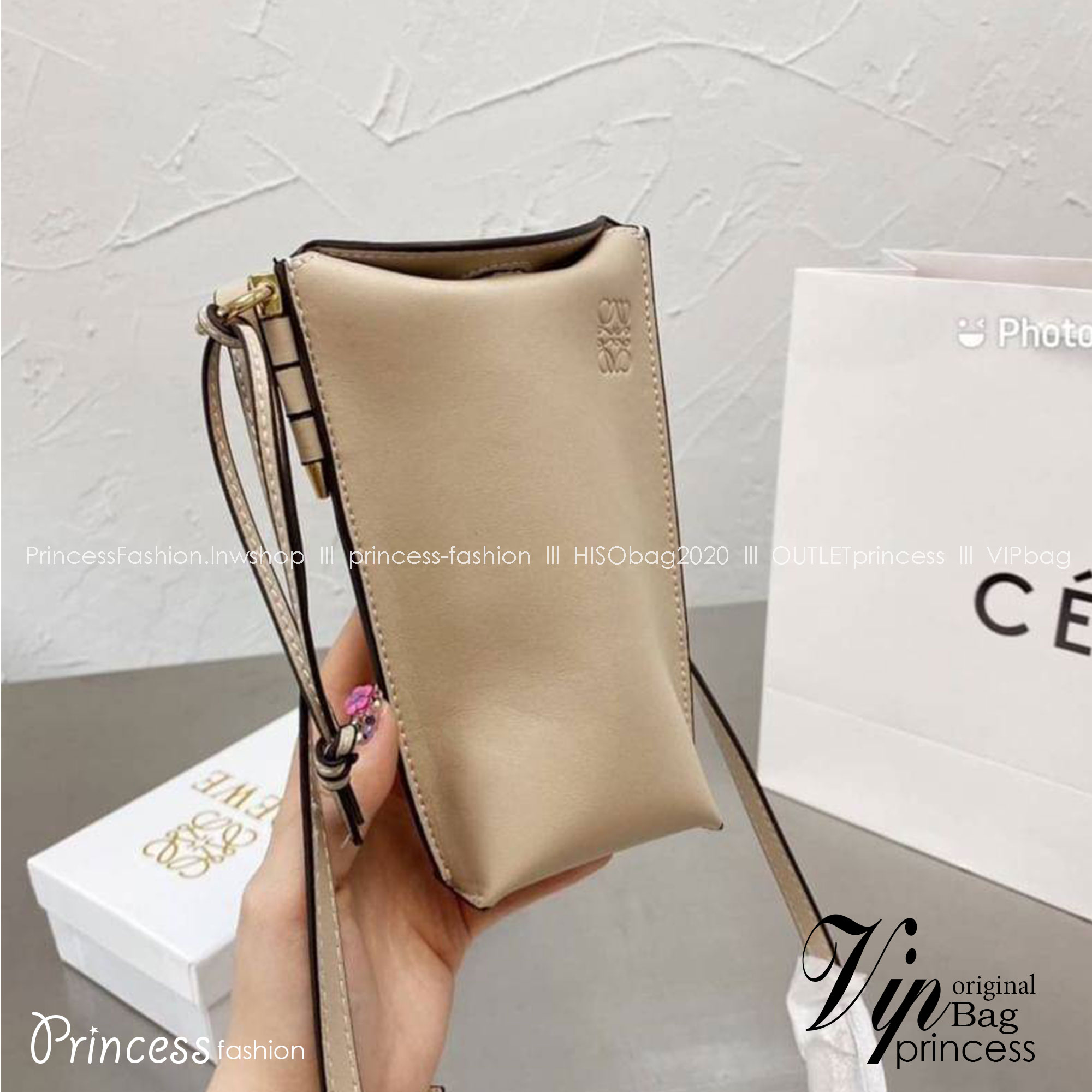 Loewe Pocket Shoulder Bag / LOEWE MINI CROSSBODY BAG / Loewe Phone Bag รุ่นยอดฮิต ไซส์มินิ ที่ใครๆก็ต้องรู้จัก!! กับกระเป๋าสะพายเอนกประสงค์ สำหรับถนอมโทรศัพท์มือ หรือจะประยุกต์ใช้ใส่เงิน พกแทนกระเป๋าสตางค์ก็สะดวก