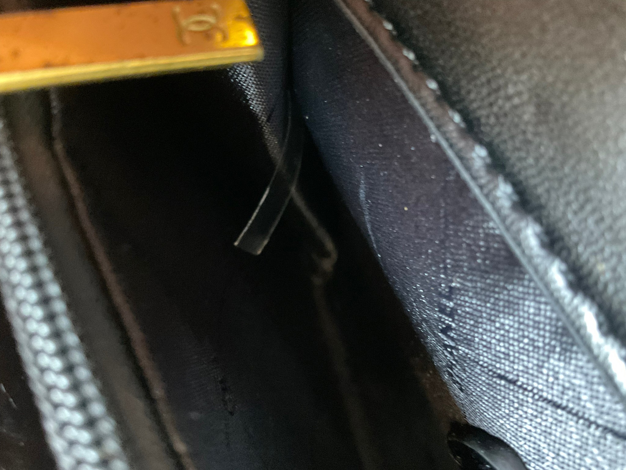 Chanel Golden Ball Flap Bag / CHANEL WOC VIP GIFT CROSSBODY CHAIN BAG กระเป๋าทรงสะพายข้าง ที่กำลังมาแรงมาในตอนนี้ ตัวกระเป๋าเป็นกระเป๋าสตางค์หนังพียูพรีเมี่ยม อะไหล่ทองวินเทจทั้งใบ ด้านหน้าประดับโลโก้พร้อมมุก CC สุดหรู เปิดปิดด้วยตัวหมุนล็อค แบ่งช่องใส่ขอ