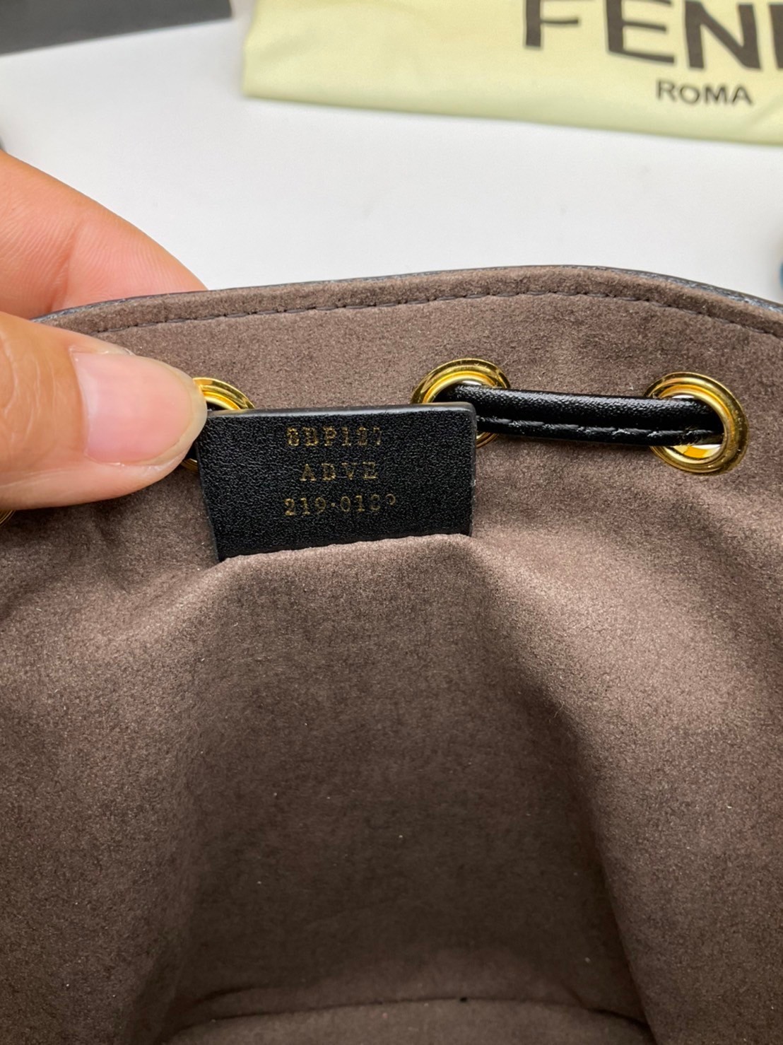 FENDI Mon Tresor Beige and black straw mini bag / Mon Tresor bucket bag made of natural-coloured woven straw with a moss-stitch effect, with black straw Fendi lettering. กระเป๋าสะพายทรงบัคเก็ตมินิน่ารัก อะไหล่ปั้มแบรนด์สีทอง Rare items เด็ดๆแบบนี้ห้ามพลาด