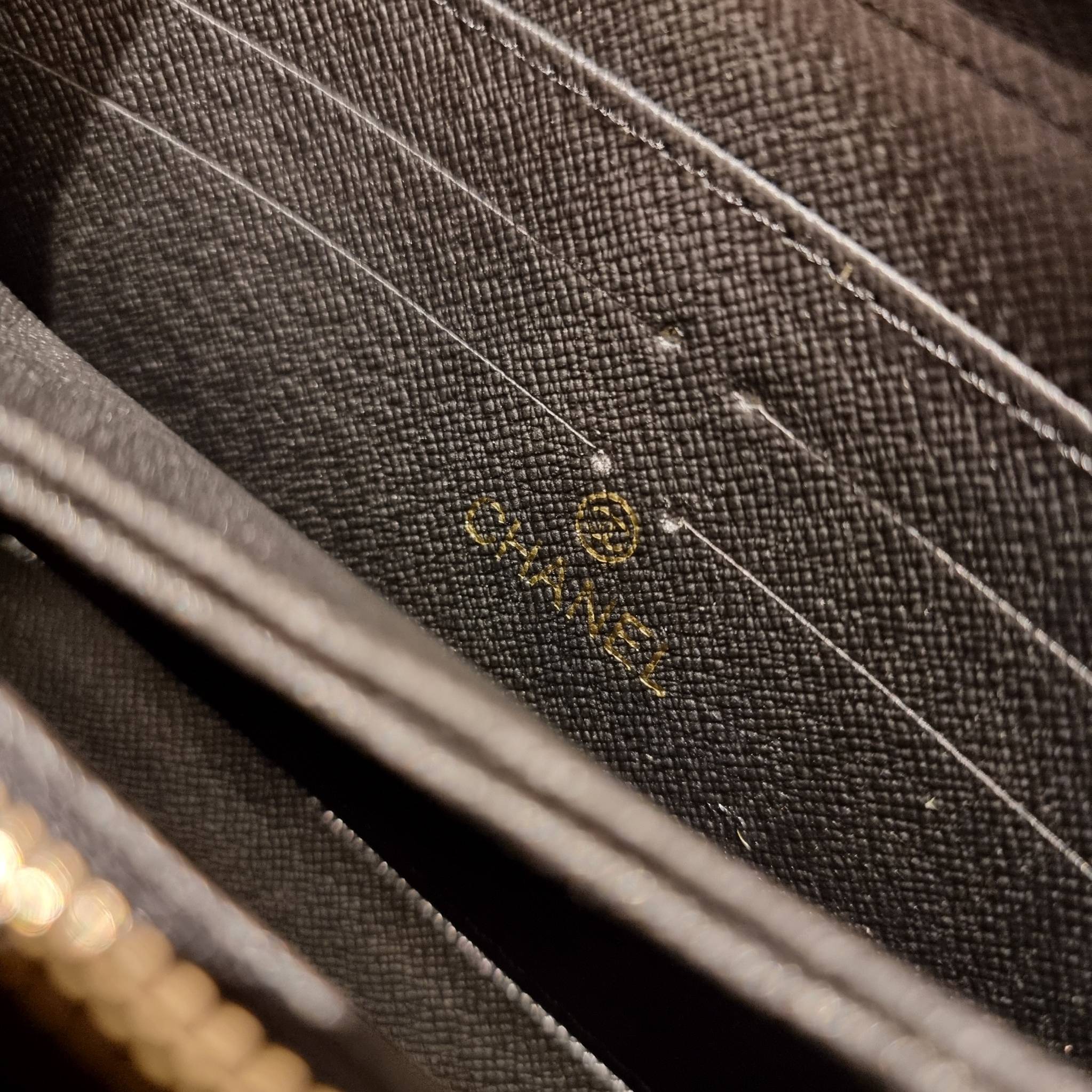 VIP 】กระเป๋าสตางค์ใบยาวรุ่นซิปรอบ สวยรับทรัพย์จาก Chanel วัสดุหนังลายคาร์เวีย ใช้แล้วขับผิวสุดๆ เปิด-ปิดด้วยซิปรูดรอบใบ ใช้งานง่าย ภายในกระเป๋ามีช่องใส่บัตรได้ ใส่ธนบัตรหรือเหรียญได้ มีช่องซิปแยกอีกหนึ่งช่อง ดีไซน์เรียบหรูแบบนี้ สาวๆห้ามพลาดกันน้า!! ซื้อใ