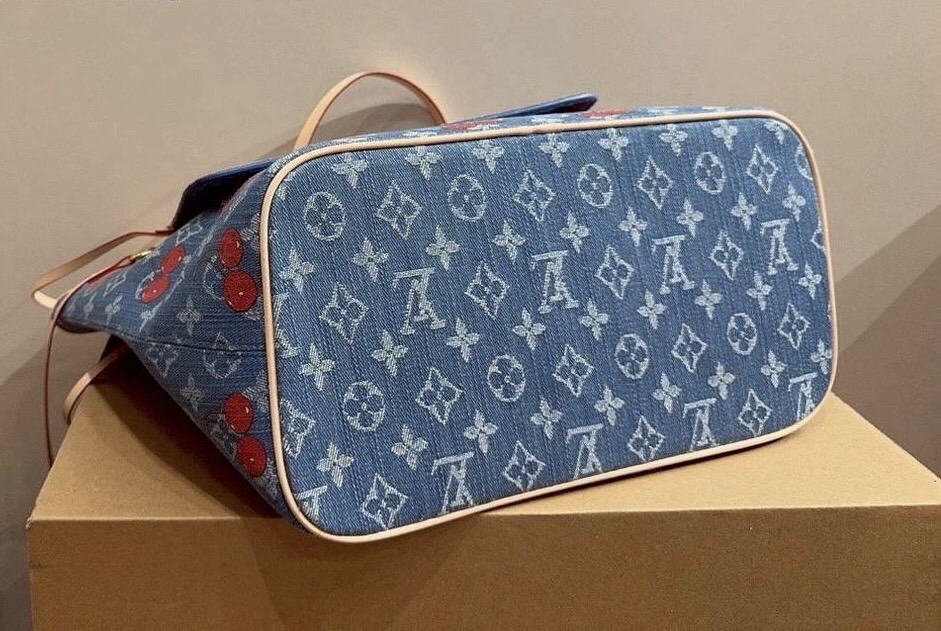 LV Neverfull MM Monogram cherry denim 32cm กระเป๋าสะพายทรงโท้ทช้อปปิ้งใบใหญ่ โดดเด่นมีชีวิตชีวา ด้วยเดนิมวินเทจปักลายเชอร์รี่สีสันสดใสสะดุดตาสะท้อนสไตล์ไอคอนิก
