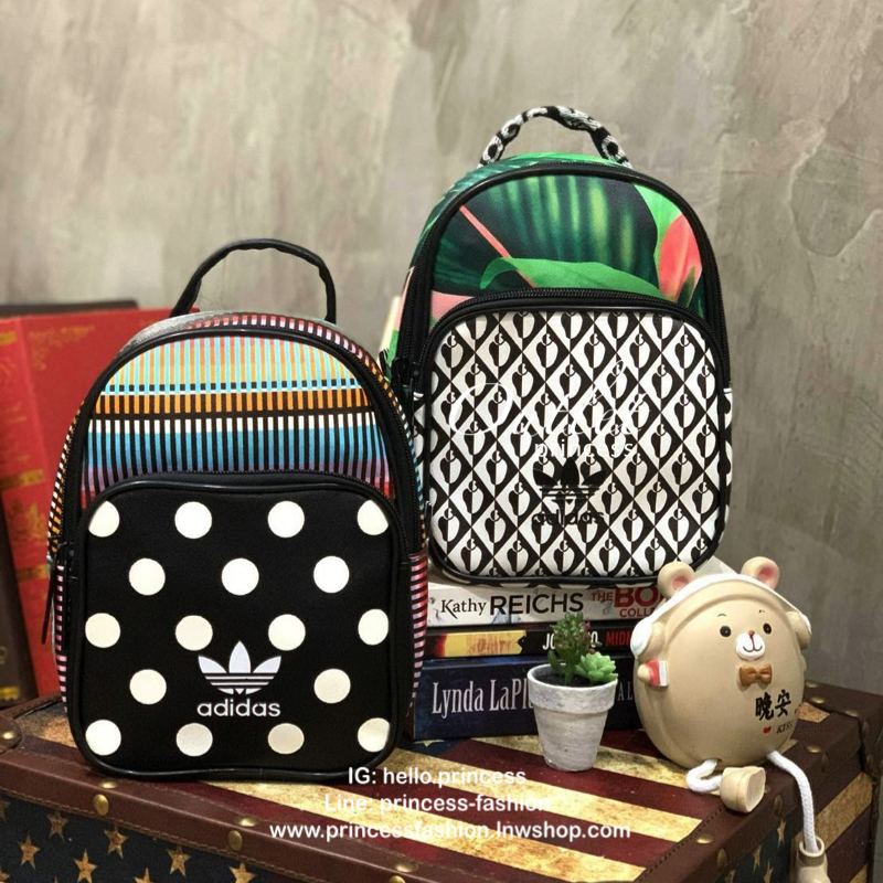 ADIDAS AUTHENTIC IP MINI BACKPACK กระเป๋าที่เปลี่ยนได้ถึง3ลุคช์ ซึ่งเป็นได้ทั้งเป้ สะพาย ครอสบอดี้ หรือจะถือเก๋สุดๆ วัสดุหนังpu แต่งลายหนังด้านหน้า หนังนิ่มถือจับสบายมือ มีช่องซิปใช้งาน2ช่อง ใส่กระเป๋าสตางค์ยาว/โทรศัพท์มือถือและของจุกจิกได้เยอะเลยคร้า!!