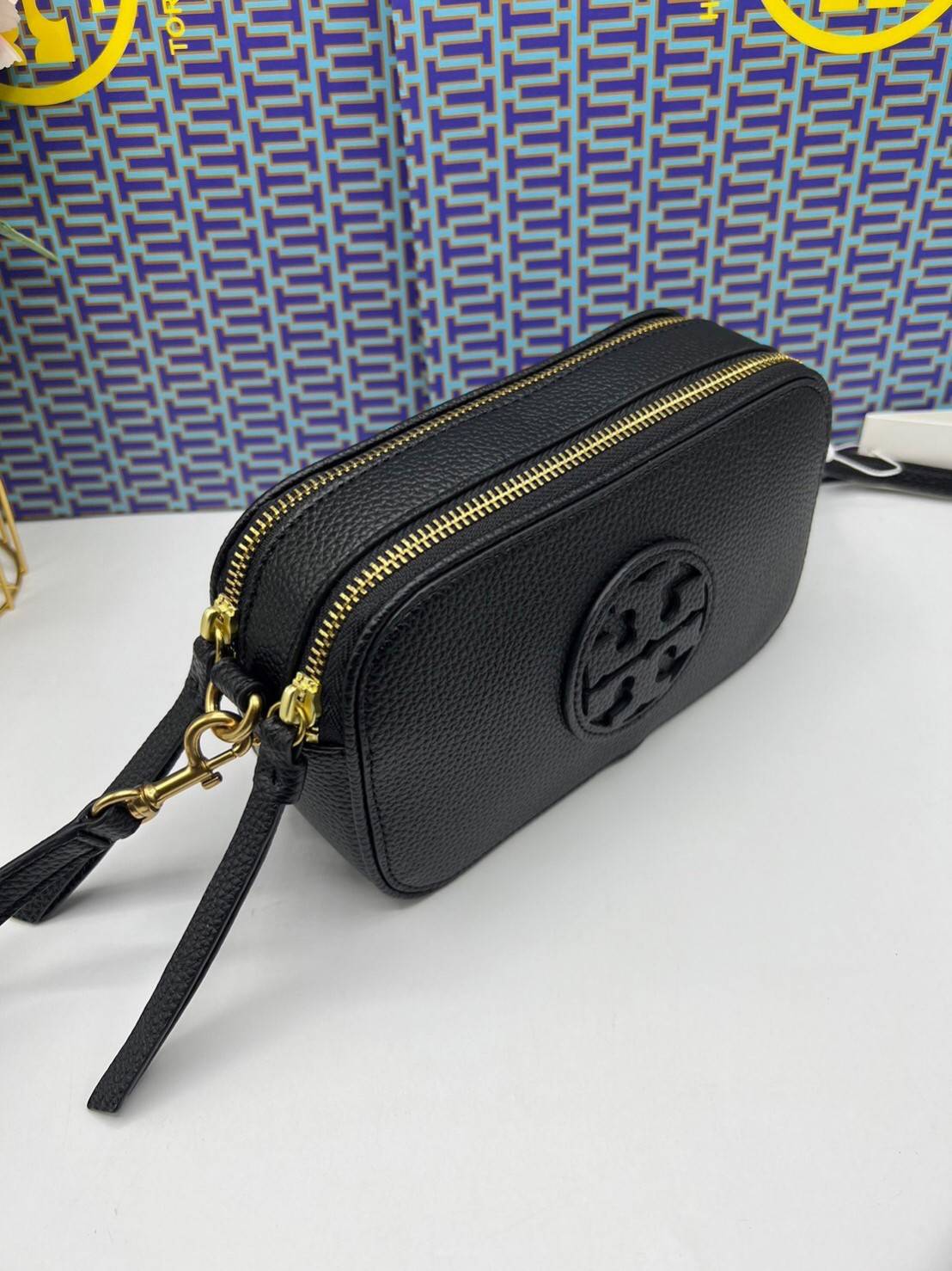 TORY BURCH Miller Mini Crossbody Bag / TORY CAMERA BAG / TORY BAG พร้อมส่ง 5 สี กระเป๋าสะพายใบเล็กมินิมอลในรูปทรงใหม่ที่คล่องตัว