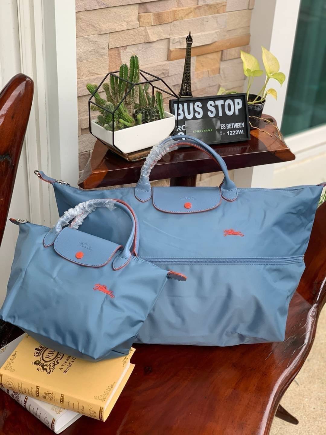 LONGCHAMP LE PLIAGE CLUB TRAVEL BAG กระเป๋าขนาดใหญ่สำหรับการเดินทาง เราเรียกที่นี้ว่า travelling bag รุ่นคลาสสิค มาพร้อมสายสะพายยาวที่ปรับและถอดออกได้ ความพิเศษของรุ่นนี้ที่ครองใจนักเดินทางทั่วโลก คือซิปรอบตรงกลางตัวกระเป๋า สามารถเปิดซิปเพื่อขยายขนาดและพั