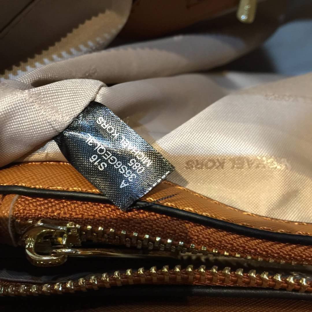 MICHAEL KORS TOTE BAG กระเป๋าสะพายไหล่ทรง Tote ใบใหญ่กำลังดีหนัง Saffiano สวยหรูอยู่ทรง ด้านหน้าประดับโลโก้สีทองสวย พร้อมอะไหล่ห้อยแบรนด์ ภายในมี 2 ช่องหลัก 1 ช่องซิปกลาง และช่องเล็ก ใส่ของจุกจิก และสายห้อยกุญแจ กว้างและจุ ใส่ ipad เอกสาร A4 กระเป๋าสตางค์