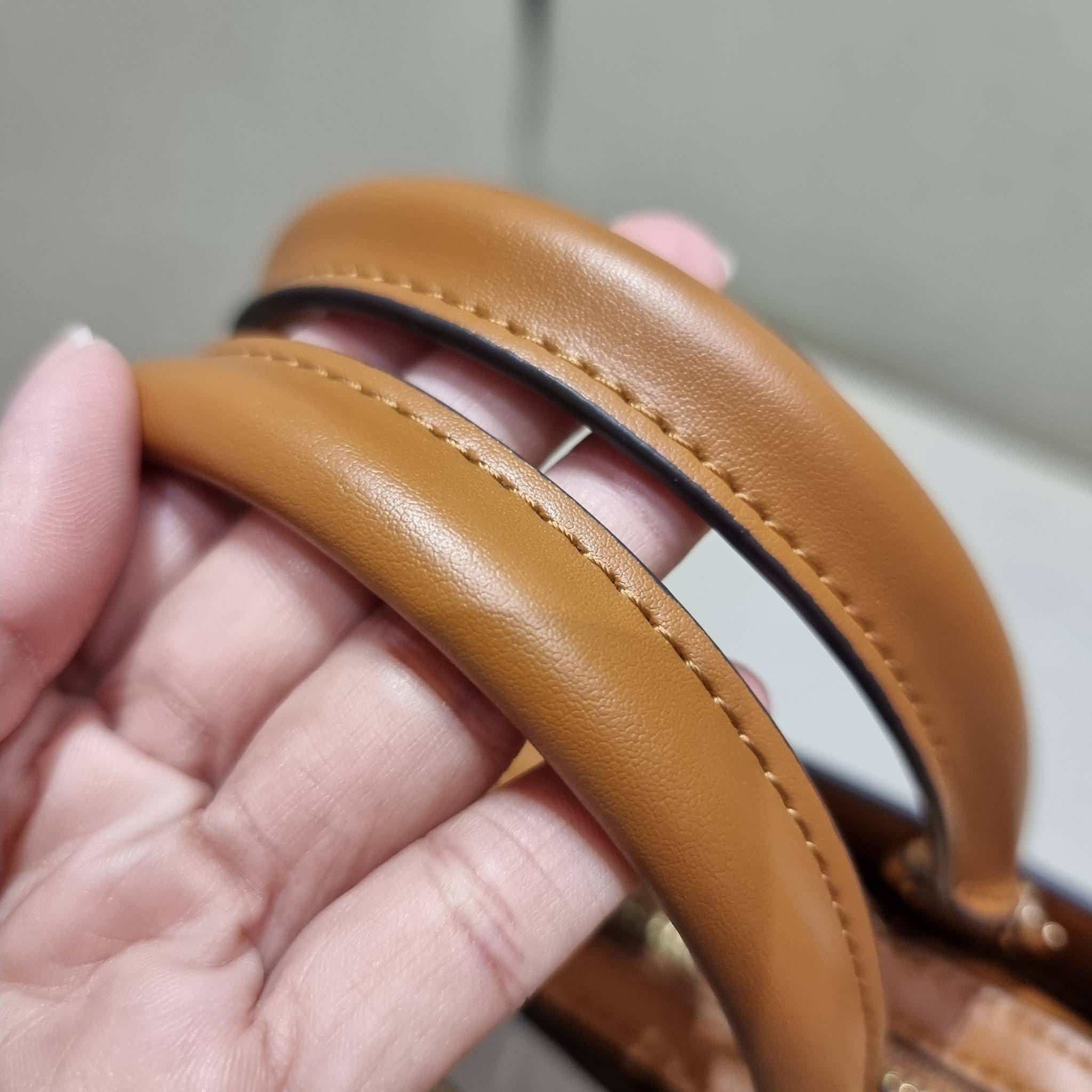 COACH C627 MINI LILLIE CARRYALL IN BLOCKED SIGNATURE CANVAS สีใหม่ล่าสุด กับรุ่นที่สุดของความขายดี คอลยอดฮิตโทนสีลูกคุณ!! กระเป๋าสะพายทรงสวย ที่ดีไซน์ออกมาให้ใช้งานง่าย สะดวก สวย หรู ดูดี!! วัสดุหนังแคนวาสเคลือบลาย มาพร้อมสายสะพายข้างและหูจับในตัว ถอดออกถ