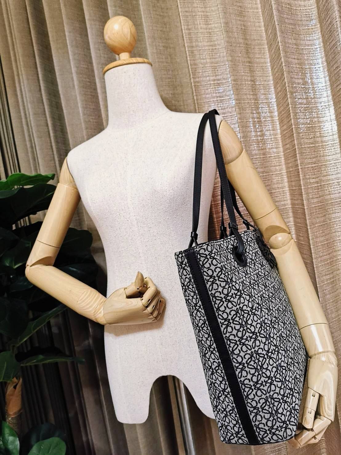 LOEWE ANAGRAM TOTE BAG VIP GIFT WITH PURCHASE GWP พรีเมี่ยมกิ๊ฟ Limited จาก LOEWE PERFUME DUTYFREE ไอเท็มใหม่! ดีไซน์สวยคงเอกลักษณ์ด้วยวัสดุ Anagram Canvas Jacquard Fabric ผสมผสานหนังแท้ Calfskin ลงตัวสุดคลาสสิค ขนาดกำลังดี น้ำหนักเบา ใส่เอกสาร A4 Noteboo