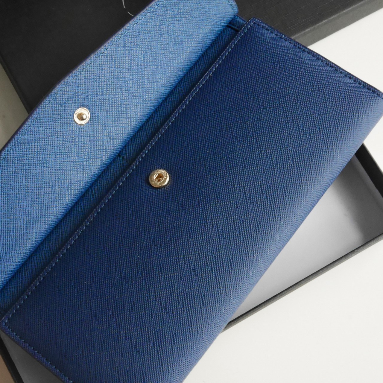 พร้อมส่งครบสีค่ะ 🖤💙💖 Best Seller PRADA LONG WALLET กระเป๋าสตางค์ยาว **รับทรัพย์ ทรงหรู จากงานพรีเมี่ยมกิ้ฟ จากเคาเตอร์ต่างประเทศ จากแบรนด์ PRADA ลายหนัง SAFFIANO มีช่องใส่บัตร ถึง 12 ช่อง และช่องซิปใส่ของจุกจิกได้ น้ำหนักเบา จับถนั