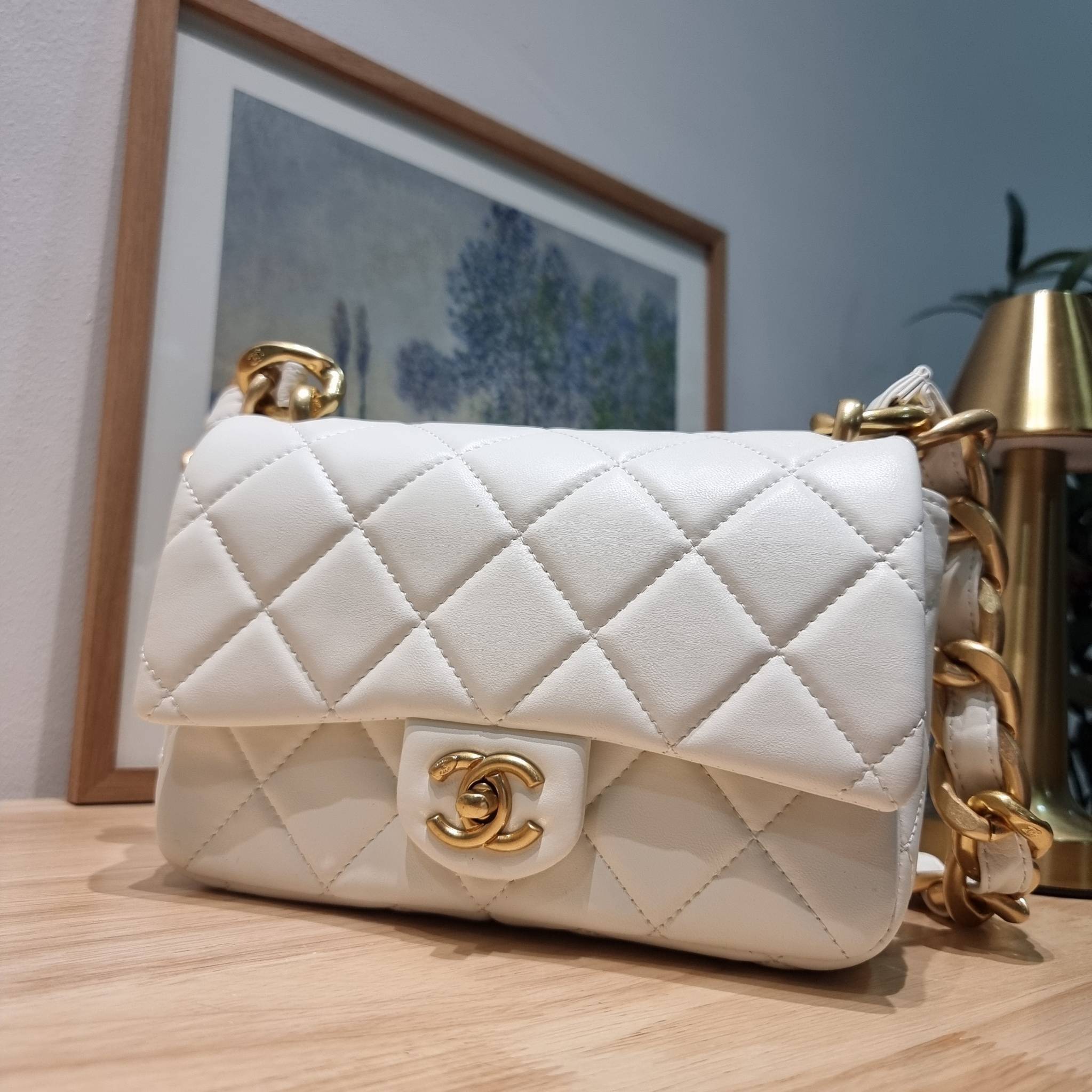 Chanel chunky chain bag สวยฟาดย้อนยุคความหรู ในราคาที่จับต้องได้ กับกระเป๋าสะพายไหล่ ไซส์กำลังสวย โดดเด่นด้วยสายสะพายโซ่สลับหนังเส้นใหญ่ ทนทาน ดูแพง