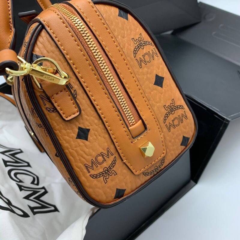 M.C.M ESSENTIAL BOSTON BAG IN VISETOS กระเป๋าถือ/สะพายข้าง ทรงหมอน สวยโดดเด่น ทรงสวยยอดนิยม มาพร้อมพวงหนังห้อย และสายรัดเก็บหูจับ วัสดุหนังแคนวาสคุณภาพดี