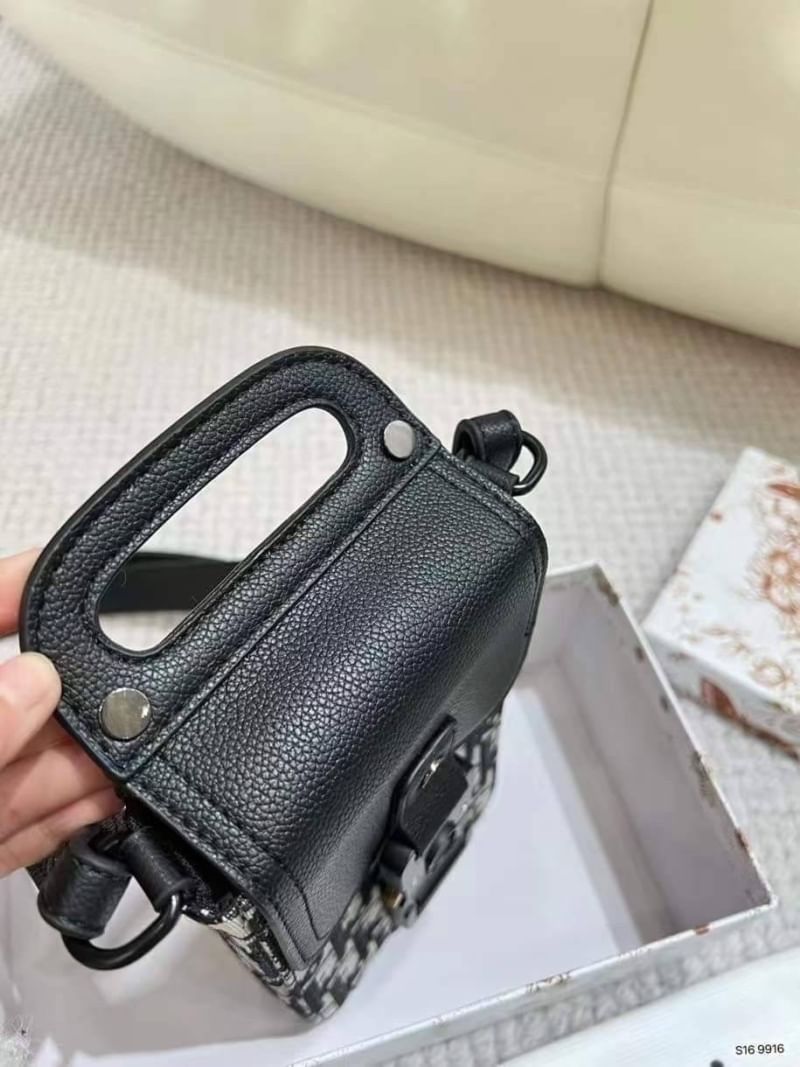DIOR Phone Bag / DIOR Saddle Vertical Pouch With Strap Oblique Jacquard กระเป๋าสะพายใส่โทรศัพท์แฝงความหรูตามเอกลักษณ์แบรนด์ ได้ใจหนุ่มๆไปเลยใบนี้!! หลงรักตั้งแต่แรกเห็นมีอยู่จริง!! สะพายข้างคูลๆ พกพาไปไหนๆได้สะดวก คล่องตัวกว่าเดิม
