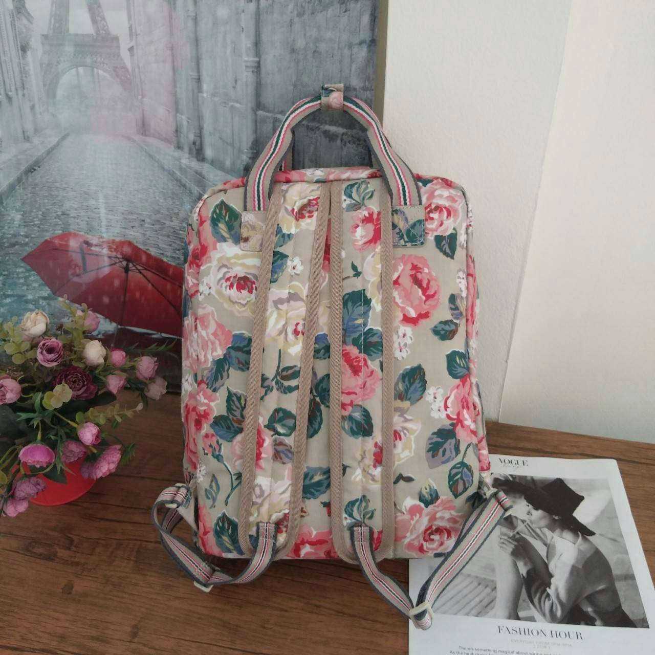 Cath Kidston Backpack Bag กระเป๋าเป้ สไตล์วินเทจ ด้านหน้ามี 1 ช่องซิป เปิดปิดด้วยซิป มีช่องหลักโล่งกว้าง และช่องเล็ก ใบนี้จุของได้เนอะ คุ้มค่าเกินราคาค่ะ