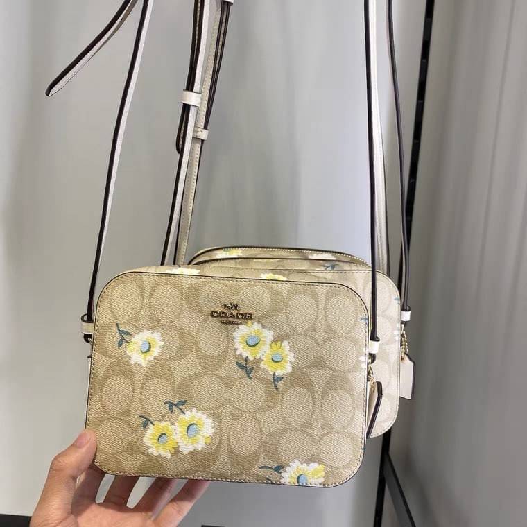 COACH C3354 MINI CAMERA BAG IN SIGNATURE CANVAS WITH DAISY PRINT คอลเลคชั่นใหม่ เอาใจสายหวาน!! กระเป๋าสะพายข้างไซส์มินิ ทรงสวยกำลังดี ดีไซน์ตกแต่งลายดอกเดซี่ คิ้วท์แบบไม่มีใครเกินแน่นอน วัสดุหนังแคนวาสเคลือบลาย เปิด-ปิดด้วยซิป สายสะพายปรับได้ตามตัว ภายในม
