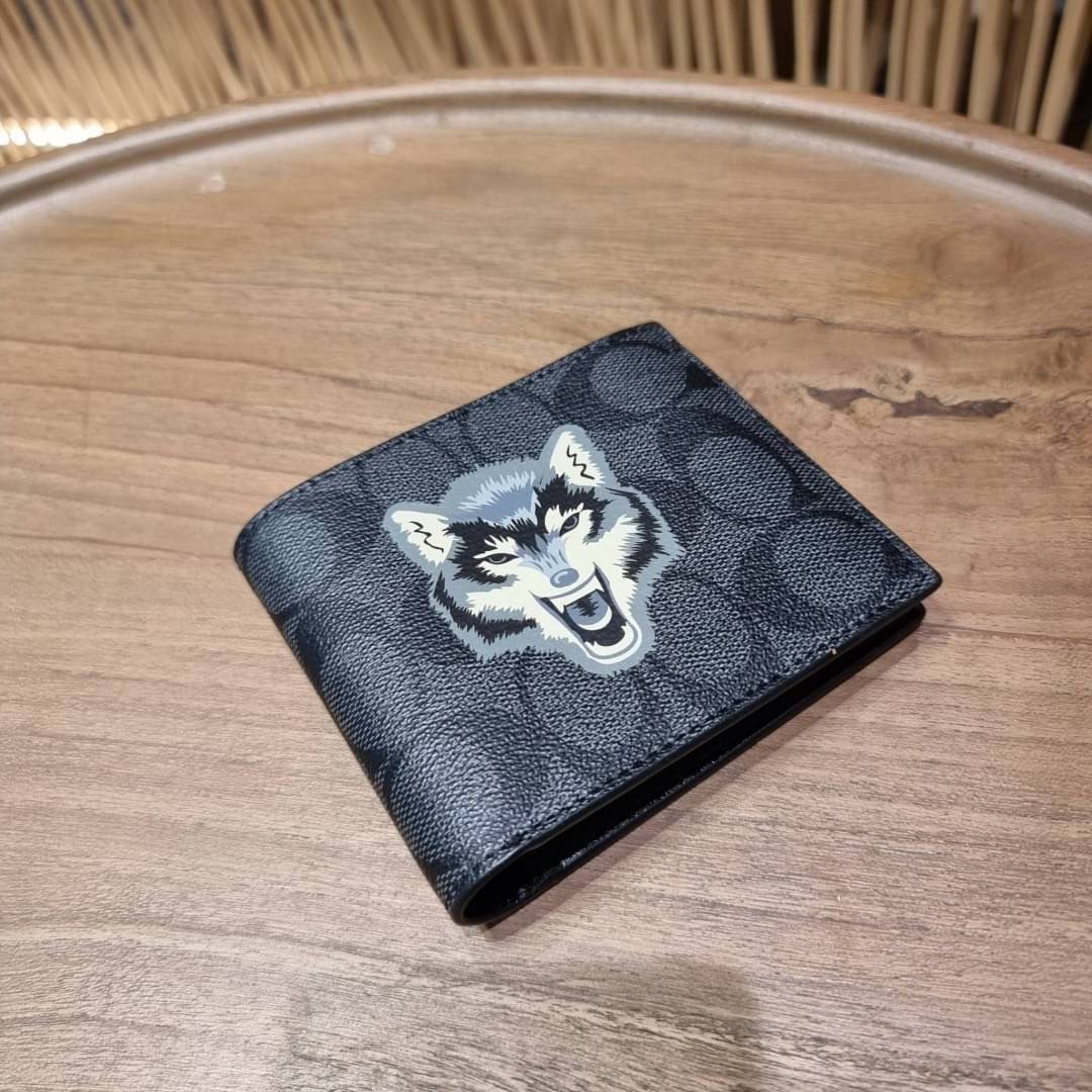 COACH DOUBLE BILLFOLD WALLET IN SIGNATURE CANVAS WITH WOLF MOTIF F31522 WITH GRAFFITI F37333 น้องชายสุดหล่อมาแล้ววว!! 😎 กระเป๋าสตางค์ใบสั้น เอาใจหนุ่มๆ ดีไซน์รูปหมาป่า สุดเท่ ด้านในกระเป๋าเป็นหนังแท้ มีช่องใส่บัตรเยอะ ใส่ธนบัตรได้ทุกชนิด และมี kee