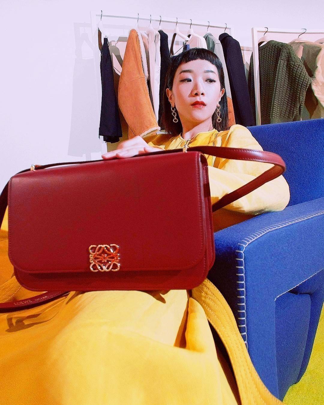 LOEWE CROSSBODYBAG VIP GIFT WITH PURCHASE (GWP) กระเป๋าสะพายพรีเมี่ยมกิ๊ฟ Limited Edition จากน้ำหอม LOEWE DUTY FREE วัสดุหนังแท้ Calf Leather หนังเรียบสวยอยู่ทรงดีไซน์สุดคลาสสิค เปิดปิดด้วยฝาปิดโลโก้แบรนด์อะไหล่ทองหรู ภายในมีช่องแบ่งหลายช่องแยกเป็นสัดส่วน