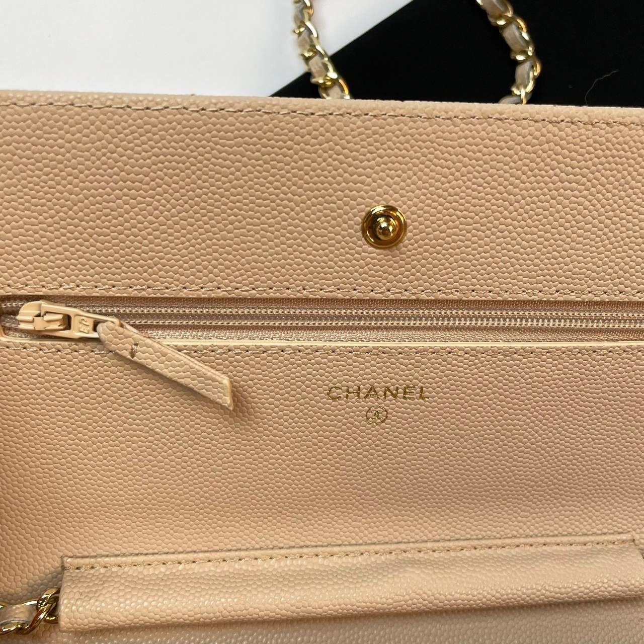 VIP 】หนังแท้ CHANEL WOC style โทนสีพาสเทล กระเป๋าสะพายทรงสวยตลอดกาล วัสดุหนังลายคาเวียร์ เนื้อนุ่ม อยู่ทรงคุณภาพดีตามแบบฉบับของแบรนด์ น้ำหนักเบา ด้านหน้ามีโลโก้แบรนด์อะไหล่หรู มีช่องใส่บัตร ใส่ของจุกจิก เปิดปิดด้วยฝาปิดกระดุม ซับในหนัง ตัวจริงสวยมากๆถูกใจ