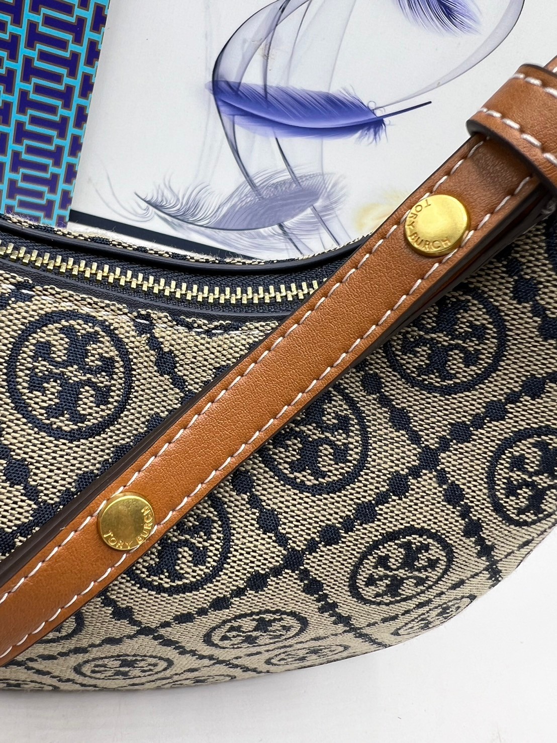 Tory Burch T Monogram Raffia Crescent Bag กระเป๋าสะพายโฮโบ ดีไซน์ทันสมัย เกรดออริ สลับแท้ 1:1 ใช้งานต่างประเทศได้