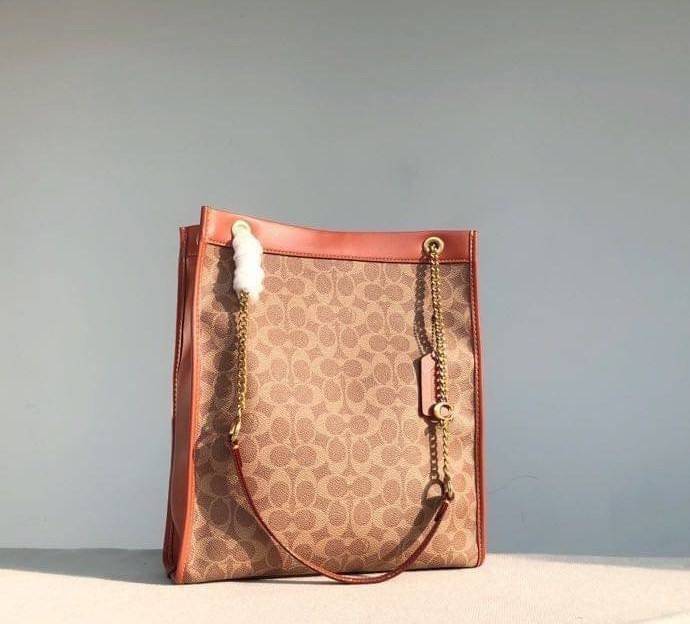 Coach women totes bag C6620 คอลเลคชั่นใหม่ล่าสุด กระเป๋าสะพายทรงโท้ท ดีไซน์คลาสสิคใช้งานได้บ่อยหลากหลายโอกาส ภายในกระเป๋าเป็นช่องโล่ง ใส่ของสำคัญได้ครบ สายสะพายหนังสลับโซ่ อัพความหรูไปอีก สะพายใบนี้บอกเลยว่าไม่ซ้ำใคร ถ่ายรูปสวย ไปเที่ยวคาเฟ่ชิคๆ รับรองได้