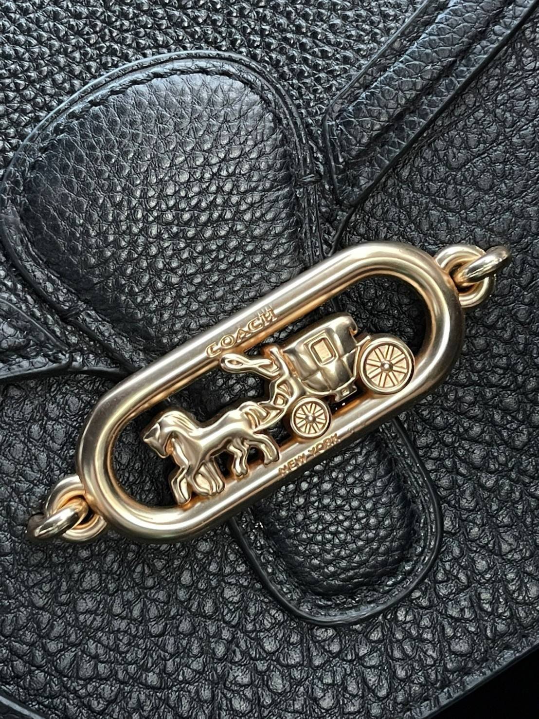 COACH JADE SADDLE BAG 91084 จุดเด่นคือ การออกแบบให้กระเป๋าเป็นรูปทรงที่โค้งมนตามสไตล์โฮโบ (Hobo Style) ผสมผสานกับความสวยงามของโลโก้ด้านหน้าอันเป็นเอกลักษณ์ สายสะพายข้างที่สามารถปรับระดับได้ สวยสะดุดตา ดูแลง่าย นอกจากนี้ คุณยังสามารถนำไป Mix & Match กับการ