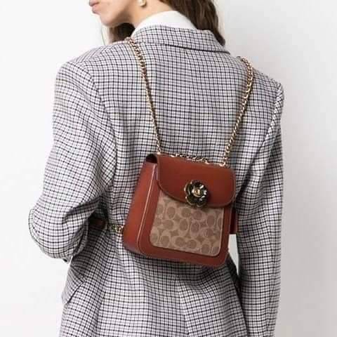 OUTLET 】COACH MADISON CONVERTIBLE BACKPACK 18 IN SIGNATURE CANVAS (C0828) ใบเดียว เปลี่ยนลุคได้เยอะขนาดนี้ ต้องมีแล้ว 🍁ใบนี้ ปรับลุคได้ตามใจสั่งเลย >> เป็นเป้ได้ คล้องไหล่ได้ คลอสบอดี้ได้ หรือจะปรับสายสั้นเก็บด้านในกระเป๋า ถือแบบสวยๆ ดูดีแบบ