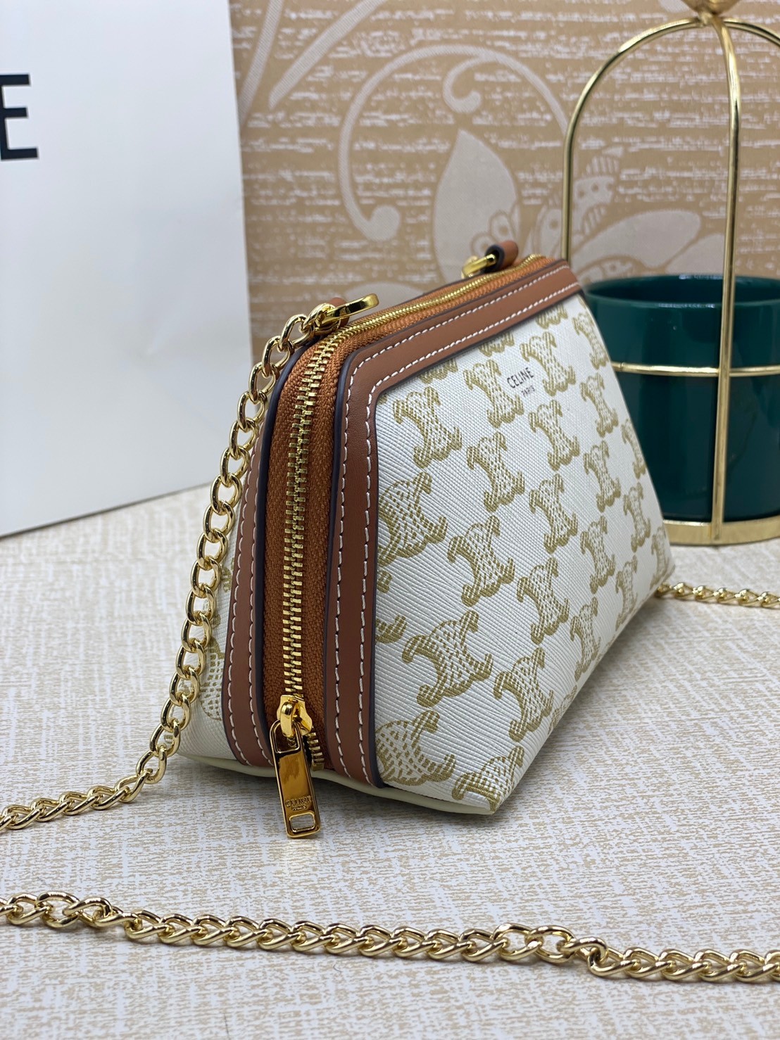 CELINE POUCH 16cm / CELINE TRIOMPHE Triumphal Arch Canvas / CELINE CLUTCH WITH CHAIN กระเป๋าคลัทช์ดีไซน์เรียบหรูออกแบบมาได้อย่างลงตัว พร้อมสายสะพายโซ่ทองสุดหรู ด้วยรูปทรงที่สวยงามและทันสมัย