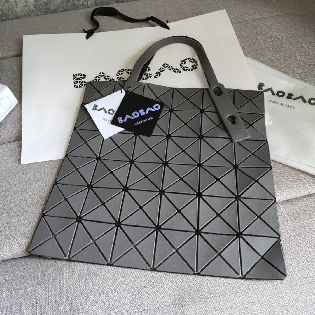 BAO BAO ISSEY MIYAKE LUCENT ONE-TONE กระเป๋า Bao Bao จากแบรนด์ดัง Issey Miyake แบรนด์แฟชั่นจากประเทศญี่ปุ่น ซึ่งมีสินค้ามากมายไม่ว่าจะเป็นเสื้อผ้า นาฬิกา น้ำหอม และที่ขาดไม่ได้นั่นก็คือ กระเป๋า Bao Bao ที่มีความพิเศษในเรื่องของวัสดุและดีไซน์ที่ครองใจสถาปน