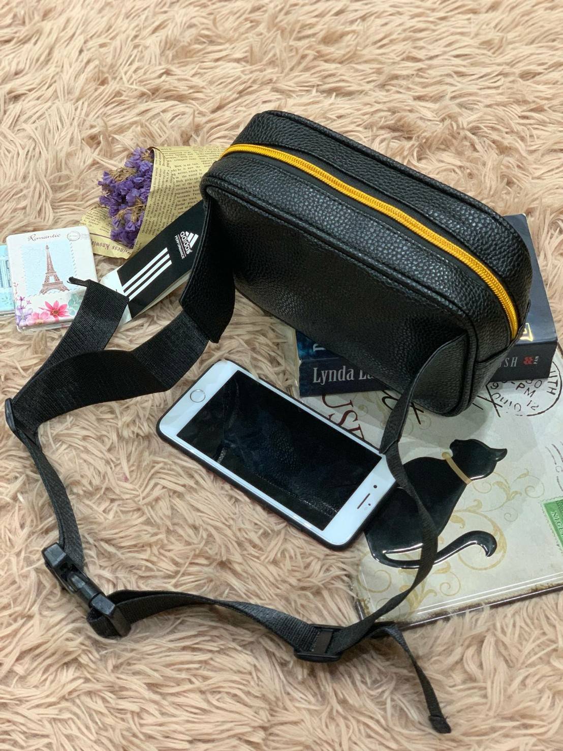 Adidas mini waist bag กระเป๋าสะพายคาดอกหรือคาดเอวขนาดมินิ วัสดุหนังpuลายหนังแกะเทียม มีช่องซิปใช้งาน2ช่อง ใส่โทรศัพท์มือถือได้ทุกรุ่น สายสะพายปรับความยาวได้ฟรีไซส์ ออกแบบมาเพื่อใช้งานได้ทั้งหญิงและชายเลยคร้า!!