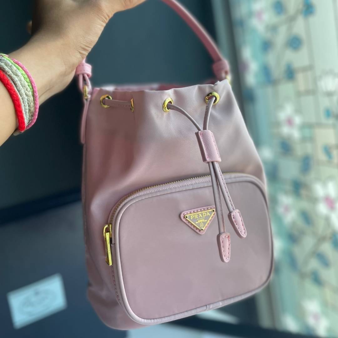 Prada Duet Re-Nylon Bucket shoulder bag / Prada Nylon bucket bag Pastel เกรดใช้สลับใบจริง ออริจินอล ใช้งานต่างประเทศได้ น้องสาวสุดสวยมาให้จับจองอีกหนึ่ง สีพาสเทลน่ารักละมุนมากๆ ค่ะ กระเป๋าสะพายข้าง ทรงขนมจีบ ไซส์มินิ ขนาดน่ารักน่าใช้มาก วัสดุขอบหนังแท้ แล