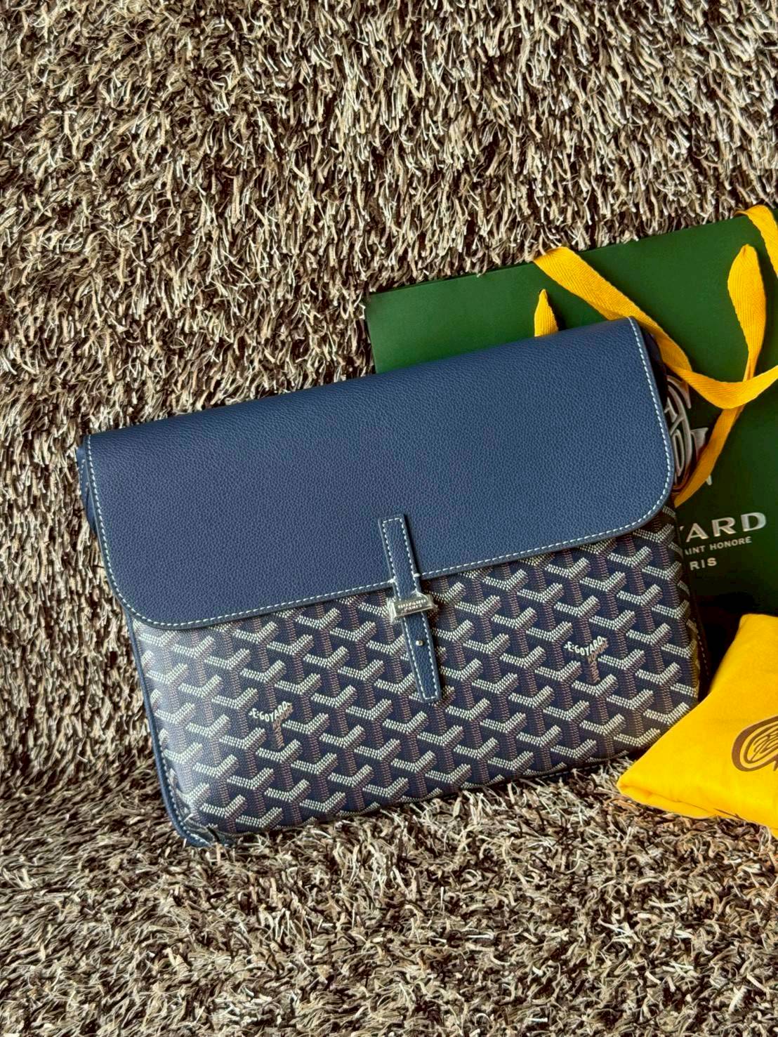 ORI หนังแท้ | Goyard Coursier Messenger bag กระเป๋าทรงแมสเซ็นเจอร์ดีไซน์ใหม่เพรียวบาง น้ําหนักเบากะทัดรัด ภายในมีช่องหลักขนาดใหญ่และกระเป๋า มีช่องด้านหลังสําหรับจัดเก็บสิ่งจําเป็นในชีวิตประจําวัน