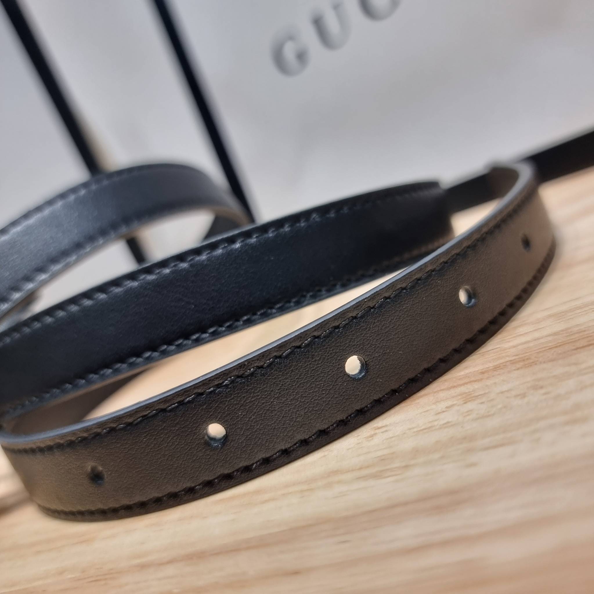 GUCCI BELT LEATER 2mm / GG belt box set เข็มขัดกุชชี่รุ่นคลาสสิค เรียบง่าย ผู้ดี เป็นซิกเนเจอร์ ด้วยดีไซน์ double buckle อะไหล่สีทองวินเทจ ทำให้ใช้งานเป็น everyday use ได้เลย พร้อมออริจินัล box ที่สุดของการคอมพลีทลุทด้วยเข็มขัดเส้นนี้เส้นเดียวได้เลย แนะนำ