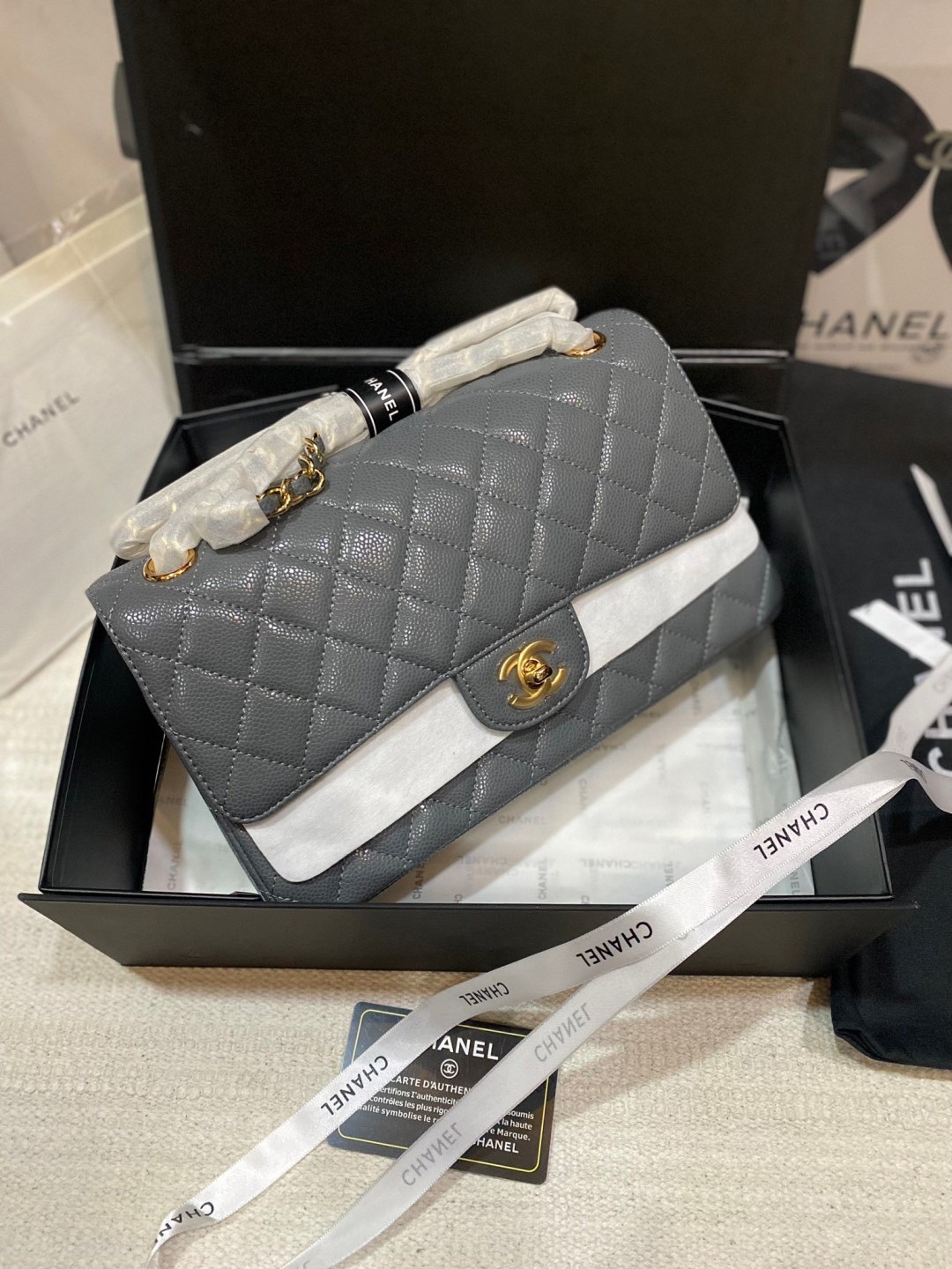 CHANEL Classic Medium Flap Bag กระเป๋าสะพายคลาสสิกรุ่นยอดนิยมตลอดกาล ดีไซน์เรียบหรูหราขับผิว งานหนังแท้สวยมาก มีอะไหล่เงินและทอง สุดยอดเดอะเบสท์ไอเท็ม